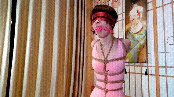 一绳所爱定拍，粉色体操服，直臂驷马捆绑。 一绳所爱喵喵小姐姐，柔韧性极佳，直臂完全不费力，粉色体操服，白色丝袜，直臂加蛇缚，驷马紧紧捆绑，不得动弹分毫。网盘压缩包密码：chuxin。