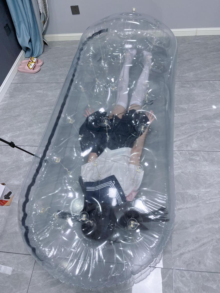 【咕咕0601】双马尾jk白丝茶茶の透明充气床丸吞初体验~！（物化封印、丸吞、呼吸、挣扎展示play） 谁能拒绝一直被丸吞捕捉展示的白丝小萝莉呢~美少女就要被透明充气捕捉后做成标本拘束展示！<br>好不容易定制了一个充气拘束床，当然要抓只美少女来好好拘束啦！<br>那么，这次捕捉的活体标本就是茶茶了~<br>先让茶茶带好郊狼、遥控玩具进入充气床，然后充满气拘束。充气床充满气体之后的感觉类似真空床，区别就是真空床是被气压吸住，而充气床是用两个充气气垫死死压住少女的身体。<br>由于充气之后气垫膨胀，所以左右摇晃的时候会像船一样重心不稳摇来摇去。<br>这种每一寸肌肤都被空气死死压住的拘束感让茶茶几乎有些沉迷，忍不住地在拘束中扭动，享受着拘束。但是当我告诉她我不准备放她出来后她就开始害怕了，挣扎幅度也从享受的挣扎变成恐惧中妄想逃跑。<br>或许是挣扎的太用力，茶茶居然把充气床翻过去了，从正面朝上变成背面朝上。这样露出脸部的呼吸孔就被地面堵住了——茶茶的呼吸范围一下子就缩小了，随着时间的推移，气腔内的仰起也越来越少，茶茶逐渐无法呼吸，拼命地挣扎，苛刻越是挣扎，氧气消耗就越快....<br>最后在茶茶崩溃到几乎脱力时我才把她翻过来，不过惩罚还是有的——郊狼电击启动！茶茶之前不是说想体会彻底败北的绝望吗？那我这次就把郊狼的电击强度开到突破她的极限也不停下！！！<br>茶茶可爱的白丝小脚被气囊死死压住，拼命踢蹬着，却没有任何办法逃脱。透明的充气床让茶茶的挣扎的姿态完全展示在所有人面前，连 一点点遮掩的可能性都没有，羞耻程度拉满...<br><span style='color:#b0b0b0;'>[隐藏文字，购买后可见]</span><br>定拍QQ<span style='color:#b0b0b0;'>[隐藏文字，购买后可见]</span>