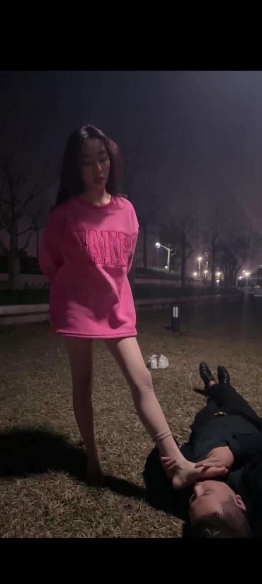 术术和滔滔 户外调教 一个贱货 套路术术，户外迎风调教                                                   耳光踩踏，鞭打恋足