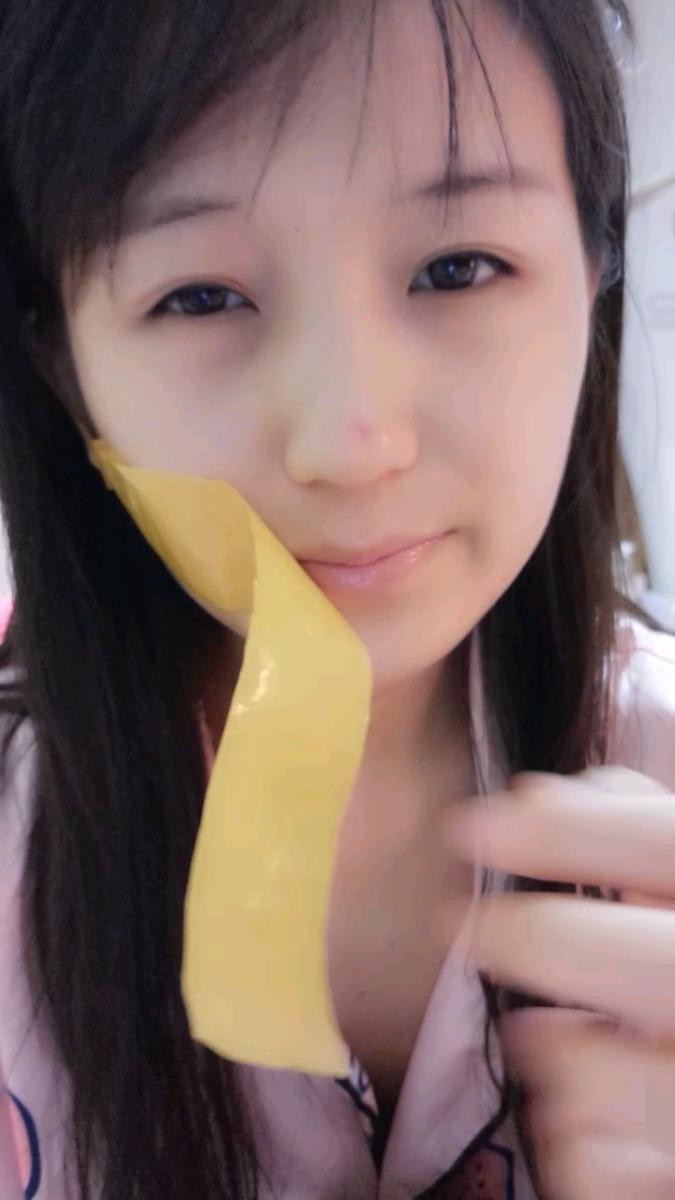 余余胶带封嘴 余余被绑架，黑色胶带黄色胶带轮流封嘴，拼命挣扎