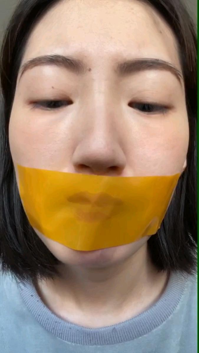小鱼胶带封嘴 美女小鱼被绑架，黄色胶带封嘴，拼命挣扎