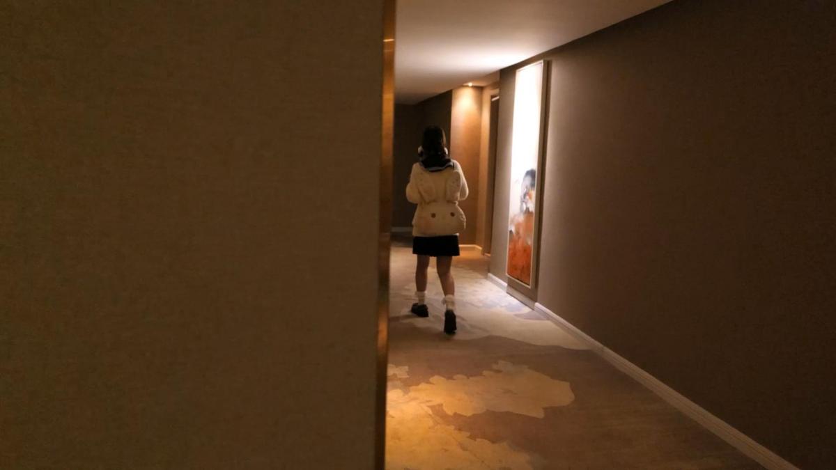 【小萌同学】定拍作品，入室勒死大学生少女，后对她摸全身脱衣服，作出不可描述的事情 注：演技逼真，人还活着，请别轻易模仿。。。杀人不可取！<br>html的格式改为rar 定拍联系QQ321810347 发布的定拍是删减了定拍老板需要的内容，所作的发布，其内容也足够表达所有细节！请欣赏。<br>一天，小萌像往常一样穿着JK萌妹装回到自己的家，但是殊不知她长得太可爱太loli被人跟踪，因为回信息太匆忙忘记了关紧门，歹徒进去后拿出绳子勒紧了小萌的脖子，她拼命反抗挣扎，但是没用，很快就昏迷过去，但歹徒事至于此，不肯放手，直到小萌直接死掉，随后在沙发上做出各种行为。。。最后再在床上摸腿脚底，这歹徒一定是个脚控吧！具体其他细节请看视频~~