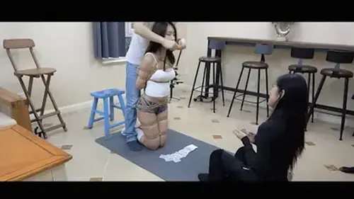 【半岛束艺台】【有奖问答】【矢崎】【泽爱】YT1909 世界上运气最差的女孩非她莫属 ◀同样是新人，为啥运气差距这么大呢？一个最简单的纸牌游戏，运气竟然差到五连负（缚），对面连一道绳都没有自己却早已成了这副模样。<br>◀本期问题：《YT1800 战地2022：福山之战》的主战场发生在哪里，以范围最小者为最终获胜方。<br><br>㊙【解压密码】peninsula2018,修改后缀名mp4,勿在线观看<br><br>➡【半岛束艺台】不做精品只做生活，用镜头记录真实绳艺，纯净捆绑，健康游戏！为每一个热爱捆绑的朋友展示最纯粹的绳艺，为每一个顾客用心打造属于您的专属作品。<br>✅主页:https://linzijun.app/@BDTV<br>✅QQ:2245148409<br>✅微信:peninsulastudio<br>✅推:@PENINSULABDTV6<br><br>业务咨询秒回，闲聊看心情，色情勿扰。<br>