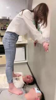 【领主老大】御姐口水喂食全体重踩踏虐打【双视角版】 (1) 套路直播调教，舔鞋恋足踩踏第一视角<br>【领主老大】御姐口水喂食全体重踩踏虐打【双视角版】 (1)<br>尽情的感受女主人的蹂躏暴打狠踩调教,极致抖M视听体验