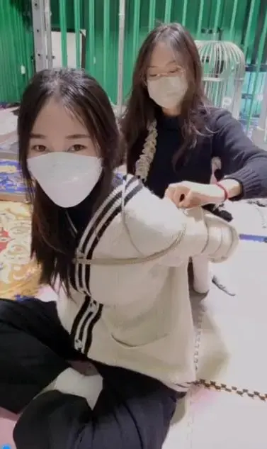 束美影视剧情 兰兰月月回归双人五花站立架拘束 束美影视剧情 兰兰月月回归双人五花站立架拘束<br>创作：束美影视剧情<br>描述：束美影视剧情 兰兰月月回归双人五花站立架拘束，喜欢的请大家多多支持一下吧