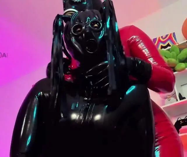 aurora_hotter show on 2022-12-23 1538 创作：Goddess Aurora<br>Goddess Aurora 12月23日部分直播录像<br>aurora身穿红色乳胶紧身衣打底，戴上黑色乳胶手套，黑色漆皮绑带过膝长靴，黑色防毒面具调教女奴<br>女奴身穿黑色乳胶紧身衣，头戴双马尾露眼口套头套，黑色漆皮绑带过膝长靴，被aurora女王调教，后脱下长靴露出双脚给女奴投喂<br>喜欢乳胶和捆绑的朋友别错过了