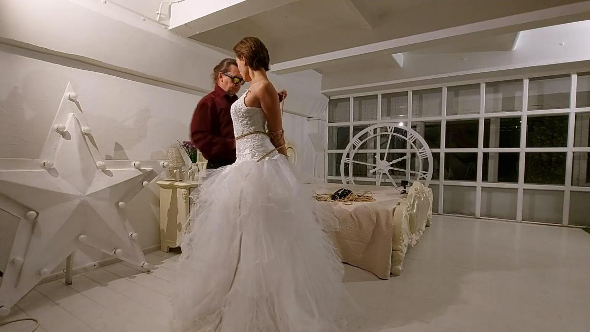 Sofi tied up with ropes in wedding dress_ Tel Sofi in a wedding dress. The man ties the bride with jute ropes.<br>索菲穿着婚纱。男人用黄麻绳绑住新娘。