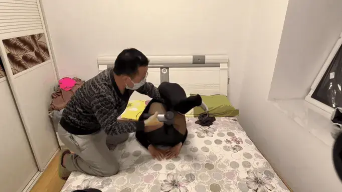 第七集 多层丝袜全包加乳胶头套** 内置TD 筋膜枪疯狂输出  因为前段时间拍真空床视频太狠了，有段时间没拍新视频了，本来准备了5条丝袜全包，后来低估了这丝袜的厚度，包装上写的600D，虽然没加绒，这感觉是秋裤了！可能也和全包方式有关系，最后只包了两层，但是已经是不能动弹了，下次换个方式包，争取都给包上！<br>视频第一部分:老婆穿上连身丝袜，没有穿bra，贴了乳贴，穿bra不方便刺激[X_X]。戴上第一层头套，因为之前老婆反馈说丝袜套头层数到3层以上鼻子就被压塌受不了，没法呼吸，所以开始给老婆戴了个立体眼罩，之后开始套丝袜全包，一次套了两层后，老婆表示鼻子是好些，但是丝袜的压迫导致塑料立体的眼罩整体压在头上，比之前单独用丝袜套头更难受，后面只能将眼罩取下。重新单独套丝袜。套好两层后，本来是准备来个驷马，因为套着丝袜太厚，脖子没法动弹，也不得不作罢，下次下次，换个方法包，这种一条丝袜包一层的方式确实不太适应。<br>视频第二部分:乳胶头套➕呼吸游戏。<br>目前头上是三层厚丝袜，我又加上了乳胶开嘴的头套，有只开鼻孔的头套，但是没用，本来鼻子被压迫了就没法好好呼吸，只开鼻孔的乳胶头套太难为老婆了，之前才因为拍太狠和我生气，这次悠着点～狠活以后再拍。尽管如此，3层厚丝袜紧紧压迫再加上乳胶头套不透气，头部被包裹的格外的紧绷！在我眼里也格外的性感！还没完，戴上头套后怎么能不玩点呼吸游戏呢，虽然老婆每次都说不喜欢，但是犟不过我每次都要玩一玩，这次用了泳帽和塑料袋，塑料袋最后接下来都是水蒸气！老婆辛苦了，希望大家也爱看。多多支持哦！<br>第三部分:既然老婆不能动弹，这会儿不虐乳，不虐阴都说不过去吧～将TD内置到[X_X]和[X_X]，开足马力，老婆呼吸急促的同时开始大声呻吟起来，这声音听的真带劲，直接听硬了。TD刺激了多轮，老婆表示体力不支了，要我将她放出来，我本来同意了，放出来一半，老婆性感的大屁股从丝袜里漏出来了，上身还不能动弹，乳胶头套还戴着，我又开始了下一轮的筋膜枪轰炸。对着[X_X]疯狂输出，就这样又持续了几轮。最后将老婆的身躯从丝袜包裹中放了出来。在准备解开头部包裹的时候，又想让老婆自行用TD再来一轮[X_X]，最精彩的地方来了！<br>头上4层包裹加上TD的刺激，老婆达到了今晚最high的[X_X]。双腿疯狂抖动，呻吟不断，想必老婆今晚是爽了！最后解开头部包裹后，乳胶头套上都是水，头发都湿透了，3层厚丝袜加上乳胶头套半小时，再加上TD，筋膜枪刺激，老婆辛苦了～<br>私人QQ:634158629，只加购买过视频的粉丝，提供交流和视频建议，意见等。理解一下，精力有限。接定拍寄拍。<br><br>小蓝鸟（推）:proxyswitc 会发布视频预览，图片等<br>视频解压密码：1234569
