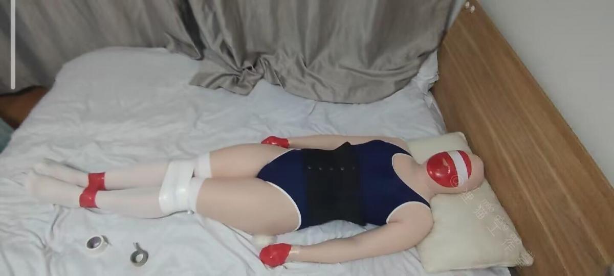 【狸猫工作室】小M的驯化二：严格CD全包化(比第一次还狠) 【狸猫工作室】娃娃经历了上次的驯化已经听话了许多，这次主要是把M进行性别修改，简而言之就是CD化娃娃，我给娃娃穿上了他最喜欢的kig皮，丰满了他的胸部，插上了可爱的小尾巴，穿上了死库水，穿上可爱的小白丝，确实诱人呢，本次主要把头部进行重要封闭训练：先用肌肉贴贴满整个脸部，包括口鼻（因为肌肉封贴是透气的，可呼吸），再用保鲜膜打底，再封上胶带，最后又临时加了个丝袜头套哦，这个本身不是在训练之内的，虽然看不到他的脸，但是我感觉他一定很绝望吧，我在外面甚至都听到了他呼吸的声音，是那么诱人，诱惑的我想狠狠的玩弄他。做完这些，我又给他加了一个钢骨束腰，把他的脚腕，膝盖都裹上了胶带，手包成了一个拳头，防止他反抗我，为了让娃娃彻底被驯化，完完全全无条件服从于我，所以但凡他反抗一点都要被打，直到他彻彻底底被奴化，成为我的玩物，成为一个任我玩弄的玩具。我喜欢用脚踩在M的脸上，这样我会特别有征服感，这种感觉让我十分享受，但是不知道为什么，他好像有一点反抗，所以，我直接扇了他不知多少个耳光（你们可以数一数告诉我哦），打完就扔到了一边去，让他自己呆着反省，最后感觉娃娃好像有一点困了，所以我直接拿了一个直接没有任何商量的丝袜套在了他的头上，再用胶带固定死，那一刻我甚至已经感受到了他的绝望，但是作为M是没有反抗的余地的，反抗者都要被打的，所以又赏赐了他SP，接着就扔在一边放置起来了，经过我的决定我决定把它放在这了一夜陪我睡觉，毕竟这么可爱谁会舍得放出来呢,我关上灯看到他无助挣扎的样子，越看越兴奋，最后我把娃娃双手绑在一起，吊在了床头，盖好被子睡觉。<br>（这只小娃娃说我太狠了，但是我觉得是小狗太矫情，我想听一下各位的意见，希望我再狠一点或者温柔一点可以留言）