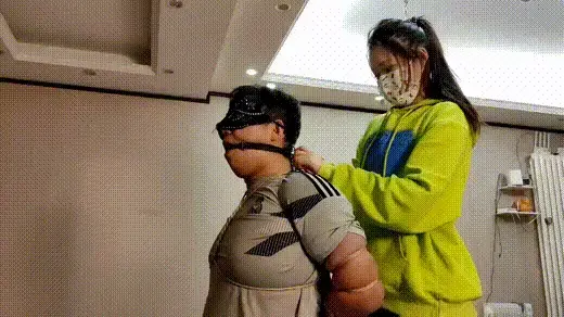 男生来店里玩，竟然被女孩绑了 大学男生下课来店里玩，被小姐姐看上了，索性小姐姐就给男生结结实实体验了一下五花大绑和驷马捆绑，小姐姐让男生跪在自己面前，堵住嘴巴回答小姐姐的问题，简单调教了一番，男生被捆的满头大汗。视频解压密码：chuxin。<br>一绳所爱绳艺体验店面向全国爱好者开放，本店提供绳艺捆绑模特服务、体验女绳师捆绑服务、体验长时间囚禁服务、绳艺教学培训、绳艺交流会、场地出租、专业麻绳销售，原创视频套图销售、作品私人定制、模特原味丝袜出售等，另外本店招募同好合作伙伴。微信：351552501初心