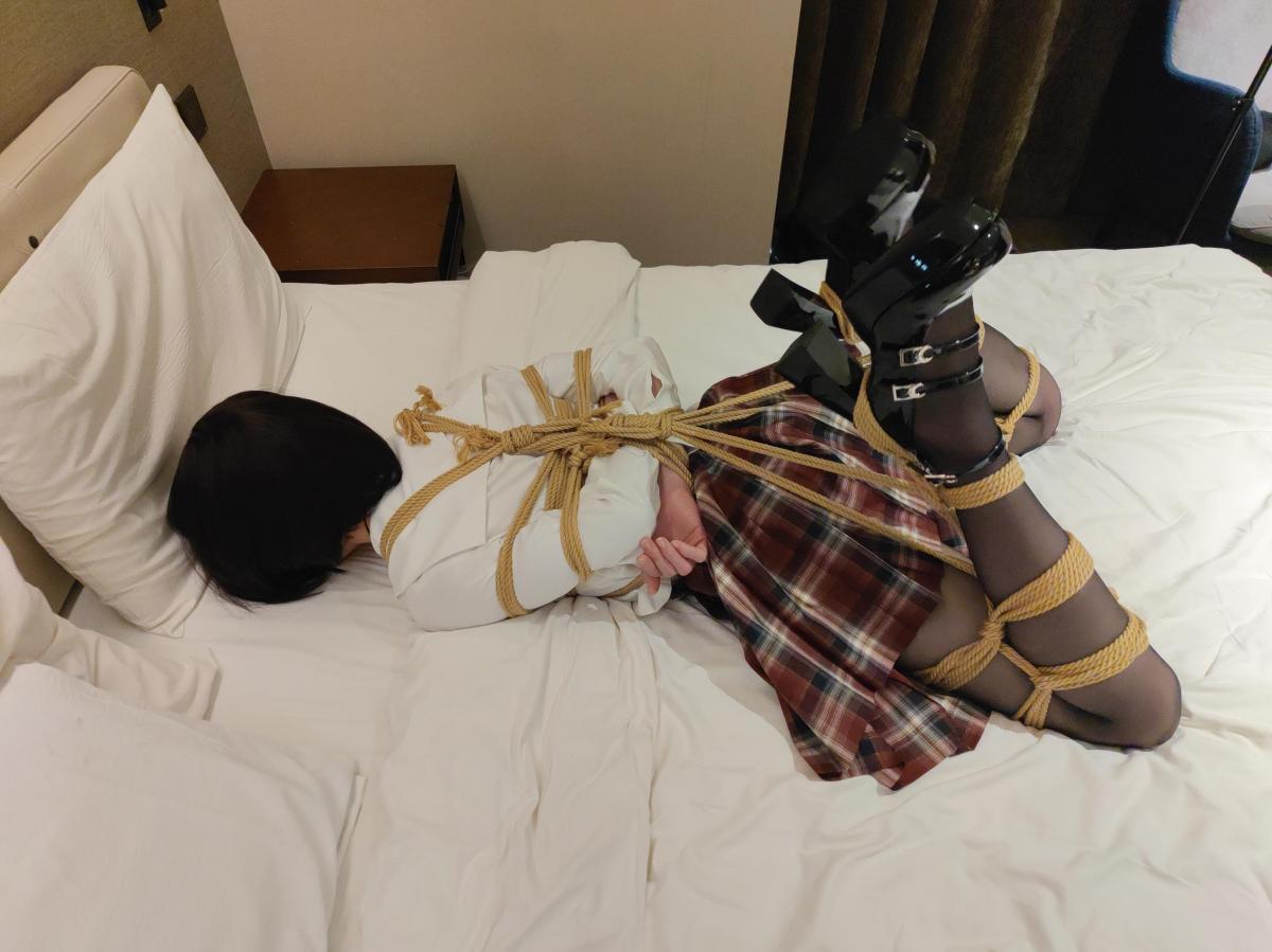 伪娘JK黑丝/肉丝 折腿缚/盘腿缚 深喉TK震动 S：我<br>M：Dy<br><br>第一段是日式 折腿，玩法开口器深喉抚摸为主，穿的黑丝。<br>第二段是盘腿缚，玩法TK震动为主，穿的肉丝 短袜，后面短袜脱了只留肉丝。<br><br>这位全身都很怕痒，作为TK爱好者非常开心。<br>前段时间太忙了，希望接下来能闲一些，把堆积的视频做完……<br><br>视频序号：32