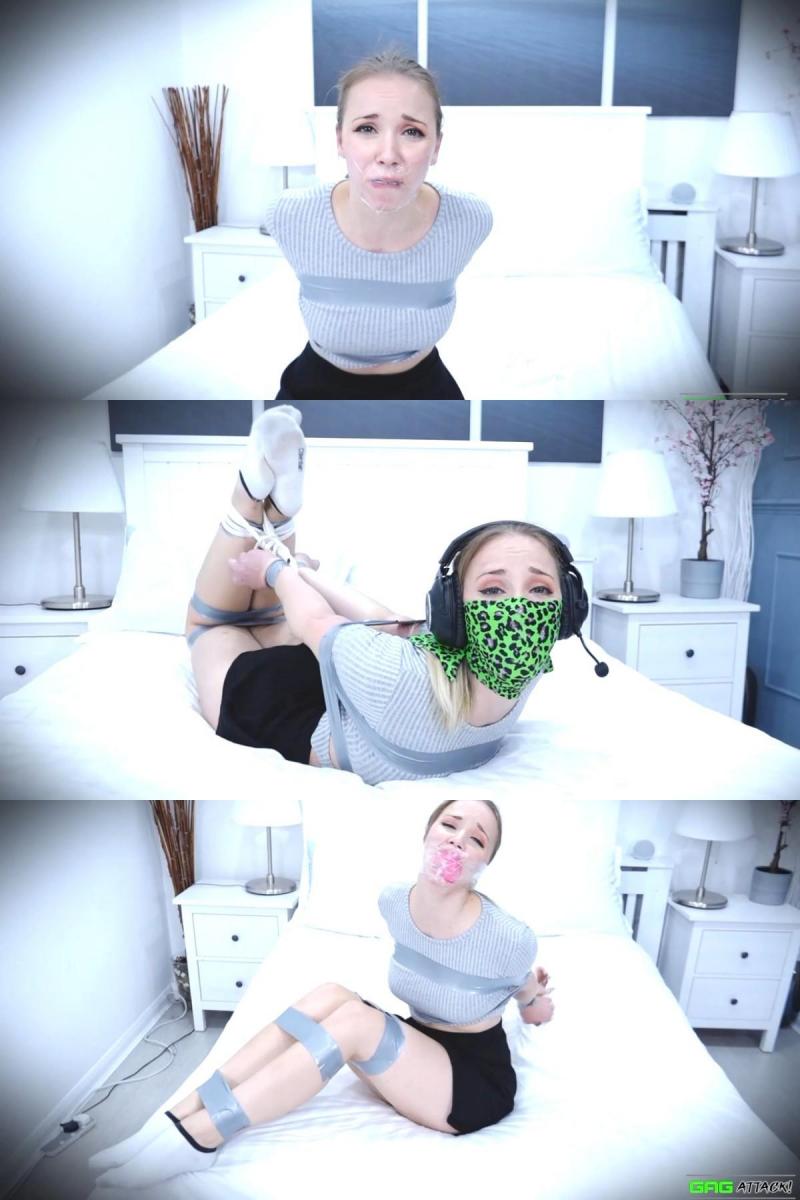 Lil Missy UK - Livestream Interrupted FULL 3 Gag Video HD 很快，她的插科打诨就被替换了，换上了新的填充物，并在上面放了一大块Tegaderm。当她继续挣扎的时候，米西的裙子搭了起来，我们看到了她的很多腿，还瞥见了她穿着粉色内裤的后背。米西在挣扎时试图把这句话说出来，但她无法做到，因为太粘了。一段时间后，一个透明的胶带包裹着的插科打诨把她的一条内裤放在了米西的嘴里，让她安静下来，没有逃跑的希望。她挣扎着，一边紧紧地裹着厚厚的包裹物。米西完全无助，无法摆脱磁带的束缚。最后，绑架她的人在她塞满的包装物上系了一条大围巾，作为OTN的噱头，遮住了米西的整个脸，除了那双表情丰富的眼睛。然后，她被抓去参加表演。她的耳机和麦克风放在她的头上，一个新的流“Lil Missy in Bonage”开始了。。。米西在Twitch上的所有粉丝的直播中都被束缚住了。过了一段时间，她放弃了面对镜头显得很无助。Soon, her gag is replaced, with new stuffing and a Big piece of Tegaderm on top. As her struggling continues, Missy's skirt rides up, and we see a lot of her legs and glimpses of her peachy panty-clad posterior. Missy tries to work the gag off while struggling but she is unable to it's way too sticky. A while later, a clear tape wraparound gag keeps a pair of her panties in Missy's mouth, and keeps her quieter still, and with no prospect of escape. She struggles while MMMMPPPPHING a lot through her tight massively stuffed wrap gag. Missy is completely helpless and unable to get out of the tight tape bondage. Finally, her captor ties a large patterned scarf over her massively stuffed wrap gag as an OTN gag, covering Missy's whole face except those expressive eyes. She is then hogtied for the show. Her headphones and microphone are placed on her head, and a new stream of 'Lil Missy in Bondage' begins... Missy is shown hogtied on the live stream to all her followers on Twitch. After a while she gives up looking very helpless into the camera.