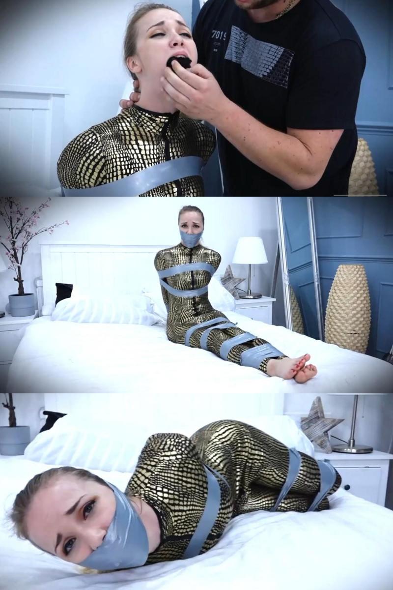 Lil Missy UK - Catsuit Burglar Captured After Nap FULL Bondage Video HD 英国故事：Lil Missy闯入一所房子，但被主人发现并捆绑。可爱的穿着紧身衣的米西在入室盗窃过程中休息，但在睡觉时被用胶带粘住，醒来后愤愤不平地挣扎，随后被住户堵住了嘴。嘴巴塞满了，脸上缠着胶带，她的抗议声被压制住了，她在床上徒劳地扭动着。米西试图通过扭动大量的动作和MMMMPPPPHSSS，通过她紧紧包裹着的插科打诨来完成录音。Featuring Lil Missy UK Story Missy breaks into a house, but is discovered and bound by the owner. Lovely catsuited Missy rests in the course of a burglary, but is taped up while asleep, and awakes to struggle indignantly, before being gagged by the occupant. Mouth stuffed and with tape wound repeatedly around her face, her protests are muffled, as she squirms around ineffectually on the bed. Missy tries to work the tape off by wiggling a lot and MMMMPPPPHSSS a lot through her tight wrap around gag while doing so. 