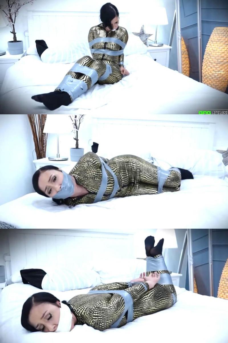  Lily Roberts - Catburglar's Bondage Dreaming FULL Bondage + 3 Gag Video HD <br>Lily Roberts - Catburglar's Bondage Dreaming FULL Bondage   3 Gag Video HD莉莉回家后，一天的猫偷偷摸摸，抢劫了人们的家，把他们绑起来。她有点累了，决定休息一下，同时想知道完全无助的被绑着，被重重地塞住嘴巴会是什么感觉。<br><br><br><br>在她的梦中，她被胶带绑得很紧。这让她感到非常不舒服，莉莉试图扭动身体，挣扎着摆脱沉重的磁带束缚，但无论如何都无法逃脱。她想知道是谁把她放在了这个小地方。她知道这是一个很快就会变成噩梦的梦吗。。<br><br><br><br>在她狂野梦想的下一部分，有一个非常紧密的管道胶带包裹在她的嘴上，使她处于受害者被放进去的相同境地。莉莉试图挣扎出来，但她无法摆脱这层非常粘的胶带。她在床上挣扎的时候，经常发牢骚。莉莉扮演的是一个真正的少女，她在呼救时试图创造空间来逃避紧张的关系，但她的噩梦中没有其他人在场。<br><br><br><br>她唯一的感觉是无助，对于一个通常支配着不知情受害者的人来说，她处于一种不舒服的境地。她试图发出尽可能多的声音，希望有人进入她的噩梦，帮助她，但没有人来救她。这场噩梦不会变得更糟吧？莉莉在挣扎着摆脱紧绷的领带时，做出了许多无助的表情。<br><br><br><br>仪表1<br><br>在她的噩梦故事的下一部分，莉莉的嘴里塞满了一大包白色袜子，上面贴着一条透明的Tegaderm胶带，除了MMMMM PPPHING之外，她无法发出任何声音。莉莉试图摆脱困境，但在她多年来做的最糟糕的噩梦中，她无法逃脱胶带的束缚。她在床上挣扎时，用了很多插科打诨的话，显得更加无助。<br><br>第1层<br><br>当莉莉进入噩梦的下一部分时，有一个42毫米的球塞放在她的嘴里，让她的嘴巴张开。莉莉试图把球从嘴里挤出，但球卡在嘴里了。通常强硬的猫贼突然变成了一个完美的女孩，在给人很多无奈的表情的同时，她也变得非常开心。对她来说会变得更糟吗？<br><br><br><br>第2层<br><br>莉莉希望自己的噩梦很快就会结束，但突然有一个3英寸的微泡沫包裹物塞在填嘴的球塞上，让她的插科打诨变得更加沉闷。莉莉试图通过四处走动来摆脱束缚，最后趴在肚子上说了很多话，流了很多口水，但由于裹得太紧，口水无法流出来。过了一段时间，她的噩梦几乎结束了，这只活泼的猫窃贼得到了服从的教训，她是一个非常好的MMMMPPPPHING和挣扎的女孩。她放弃了希望噩梦会很快结束。Lily returns home after a day of cat burgling around shocking and tying up people while robbing their homes. She is a bit tired and decides to take a rest while wondering how it would be to be totally helpless tied and heavily gagged. <br><br>In her dream she is tied heavily with tape. Which make her feel very uncomfortable Lily tries to wiggle and struggle her way out of the heavy tape bondage but there is no escaping it somehow. She wonders who has put her in this little do she know that it is a dream that is turned into a nightmare very soon..<br><br>In the next part of her wild dream there is a very tight duct tape wrap gagged applied to her mouth putting her in the same situation where her victims are put in. Lily tries to struggle out but there is no way she can get out of these layers of very sticking tape. She MMMMPPPHHS a lot while struggling around on her bed. Lily acts as a real damsel trying to create space to escape the tight ties while calling for help but there is nobody else present in her nightmare. <br><br>The only feeling she has is being helpless and put in a uncomfortable position for somebody normally dominating unknowing victims. She tries to produce as much sound as possible hoping that somebody will enter her nightmare and help her but there is nobody coming to her rescue. This nightmare can’t get any worse right? Lily makes a lot of helpless face expressions while struggling to get out of the tight tape ties. <br><br>Gag 1<br>In the next part of her nightmare story Lily’s mouth is heavily stuffed with a big pack of white socks and a piece of clear see through Tegaderm tape applied on top of it making it unable for her to produce any sounds besides MMMMMPPPHING. Lily tries to wiggle her way out but there is no escaping the sticky tape in the worst nightmare she had for years. She gives an even more helpless look with a lot of gag talking while struggling on the bed. <br>Layer 1<br>When Lily has progressed to the next part of her nightmare there is a 42mm ballgag put inside of her mouth making her mouth wide open. Lily tries to work the ball out of her mouth but it’s stuck in her mouth. The normally tough cat burglar is suddenly the perfect damsel MMMMMPPPPHING a lot while giving a lot of helpless face expressions. Could it get any worse for her?<br><br>Layer 2<br>Lily hopes that her nightmare will be over soon but there is  suddenly a tight 3” Microfoam wrap gag applied over the mouth filling ball gag making her gag talk more muffled. Lily is trying to escape the ties by moving around and ends lying on her stomach gag talking a lot producing a lot of drool that is prevented from coming out by the tight wrap gag. After a while her nightmare is almost over and the feisty cat burglar is reached a lesson in obedience being a very good MMMMPPPPHING and struggling damsel. She gives up hoping the nightmare will end soon. 