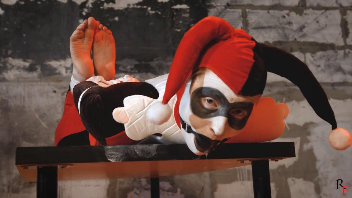 Original Harley Quinn cosplay - Zoya in rope hogtie RF studio production <br>RussianFetish<br>Russian Fetish<br>In this video, there's a cosplay on the Original image of Harley Quinn performed by Zoya. The superheroine is tied in a tight rope hogtie, she's lies and struggles on the table. Harley is ****foot, and her mouth is ***ged with a ball***. Her moans and loud breathes come through the ***. But where's Joker... Maybe it's him who tied this crazy bitch and now he's behind the camera watching her suffering?If you like this type of content, feel free to let us know!<br>BONDAGE<br>COSPLAY<br>ROPE BONDAGE<br>BALLGAGGED<br>SUPERHEROINES<br>FOOT FETISH<br>射频工作室制作 <br>俄罗斯恋物<br>俄罗斯恋物<br>在这个视频中，Zoya表演的Harley Quinn的原始图像上有一个角色扮演。 超级英雄被绑在一个紧绳hogtie，她的谎言和斗争在桌子上。 哈雷是****脚，她的嘴是***ged与一个球***。 她的呻吟声和响亮的呼吸声穿过***。 但小丑呢。.. 也许是他绑了这个疯狂的婊子，现在他在镜头后面看着她的痛苦？如果您喜欢这种类型的内容，请随时告诉我们！<br>束缚,束缚<br>角色扮演<br>绳索束缚<br>球袋;球袋<br>超级英雄<br>恋足癖<br><br>Related Categories: ROPE BONDAGE, FOOT FETISH, CATSUITS, BALLGAGGED, BASTINADO.<br>Keywords: clip by john, m/f bondage in action, no nudity, young girl next door, first time bond tied, black catsuit, barefoot feet soles, soles slapping, toe tied hogtie, bitgag, ballgag rope gag, suspended suspension ties, long bondage shibari, boxtie brown jute ropes.bondage, shibari, rope bondage, shibaru, suspension, belts, bedtie, hogtied, foot fetish, feet, gag, tight bondage, strict bondage, bound elbows, struggling, ballgagged, helpless.<br>相关类别:绳索束缚,恋足癖,紧身连衣裤,BALLGAGGED,BASTINADO.<br>关键词：约翰剪辑，m/f捆绑在行动，没有裸体，隔壁的年轻女孩，第一次绑，黑色紧身连衣裤，赤脚脚底，鞋底拍打，脚趾绑hogtie，bitgag，ballgag绳堵嘴，悬挂悬挂领带，长束缚shibari，boxtie棕色黄麻绳。束缚，shibari，绳索束缚，shibaru，悬挂，皮带，bedtie，hogtied，恋足癖，脚，插科打诨，紧束缚，严格束缚，束缚肘部，挣扎，ballgagged，无助。<br>