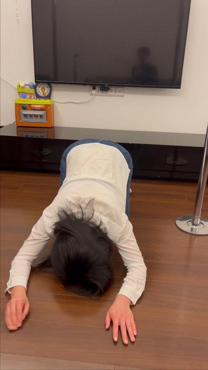 【妻奴麦子定拍】麦子瞎想自己是一个罪犯。 麦子被[X_X]五花大绑，大腿和小腿分别用一米绳子绑,被插着胳膊走圈，又跪趴在地上，还是两腿分开，打屁股。脚踩着后背。做一次囚犯。<br>网盘资源为２K和４K,请根据情况下载。<br>解压密码：softkb,解压后修改扩展名rar，再次解压即可。<br>Qq：2716870964(请注明来意)<br>推特账号：@xinhaizhang5