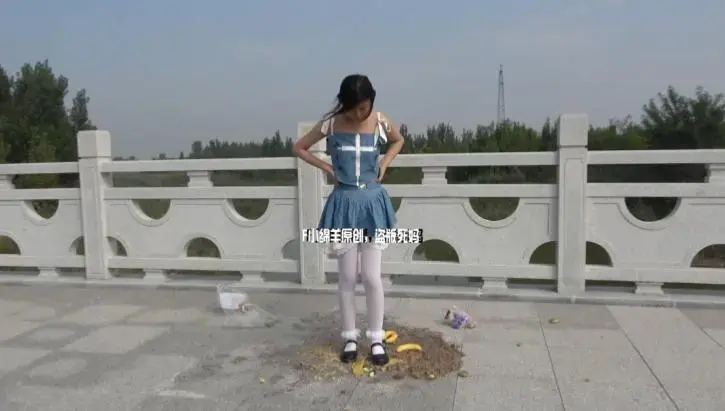 绵羊21年C系列第五部作品，蛋糕裙黑皮鞋白丝踩泥踩踏C5 喜欢的观众老爷们记得下单，绵羊在这里就谢谢大家了，你们的支持才能让我有动力拍摄!