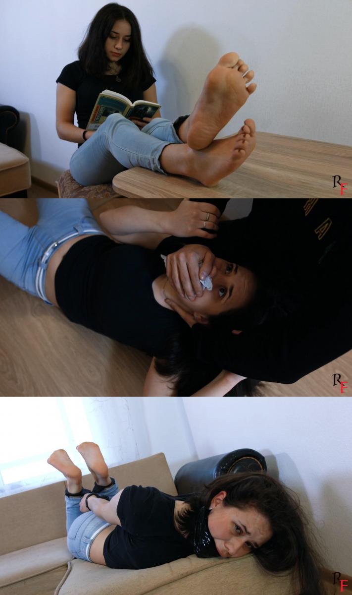 Tonya's Hogcuff Tickle Torment RF studio production <br>RussianFetish<br>Russian Fetish<br>By request Tonya wears tight blue jeans and a black vest top. At the beginning of the clip ****foot Tonya with her feet resting on a table in front of her crossed over. She flexes her toes. Tonya is house-sitting for a friend. There's a knock at the door. She answers the door and a masked intruder bundles her inside, ******forming her. When she ****s up she finds herself tightly hog cuffed with two pairs of metal handcuffs; the handcuffs around her wrists and ankles are joined very close together with big tumb-cuffs. The knots are out of reach, making her completely helpless. The intruder wants to know the combination of the house safe. Tonya says she doesn't know it. The intruder doesn't believe her. At this point, he takes some black tape and ***s Tonya with it, wrapping it around her head a few times, completely covering her mouth. Now she can only mmmmppphh. The intruder says he's going to take a look around. If Tonya refuses to cooperate, he'll tickle her **** feet. He goes off and leaves Tonya to struggle in her bondage. When he returns he asks her again if she'll reveal the combination. ***r Tonya cannot nod yes since she simply doesn't know, so the intruder begins tickling her **** feet. He starts with his fingers and then later uses the electric toothbrush. All the time, Tonya mmmmppphhs desperately into her ***, bucking in her bonds. Her facial expressions show how much of a torment the foot tickling is for her. She's flexing her fingers and toes. When he realizes Tonya isn't going to cooperate, he decides to take what he can and leaves Tonya to struggle alone hog cuffed and ***ged, wondering when somebody will come and release her from her bondage. The end.<br>TICKLING<br>HANDCUFF & SHACKLE FETISH<br>BONDAGE<br>TAPEGAGGED<br>FOOT TICKLING<br>DID<br>射频工作室制作 <br>俄罗斯<br>俄罗斯恋物<br>根据要求，Tonya穿着紧身蓝色牛仔裤和黑色背心上衣。 在剪辑的开始****脚Tonya与她的脚搁在她面前的一张桌子交叉。 她弯曲脚趾. 托尼亚是一个朋友的保姆。 有人敲门. 她回答了门，一个蒙面入侵者将她捆绑在里面，******形成了她。 当她起床的时候，她发现自己被两副金属手铐紧紧地铐住了，手腕和脚踝周围的手铐和大手铐紧紧地连在一起。 结遥不可及，让她彻底束手无策。 入侵者想知道房子保险箱的组合。 Tonya说她不知道 入侵者不相信她。 在这一点上，他拿了一些黑色的胶带和***的Tonya，在她的头上包裹了几次，完全复盖了她的嘴。 现在她只能mmmmpphh。 入侵者说他要四处看看。 如果Tonya拒绝合作，他会胳肢她的****脚。 他走了，离开托尼亚在她的束缚中挣扎。 当他回来时，他再次问她是否会透露密码。 ***r Tonya不能点头是的，因为她根本不知道，所以入侵者开始挠她的脚。 他从手指开始，然后使用电动牙刷。 所有的时间，Tonya mmmmppphs拼命地进入她的***，在她的债券逆境。 她的面部表情显示了脚挠痒痒对她来说有多大的折磨。 她在弯曲手指和脚趾。 当他意识到Tonya不会合作时，他决定尽其所能，让Tonya独自挣扎，手铐和***ged，想知道什么时候会有人来把她从她的束缚中释放出来。 结束。<br>挠痒痒<br>手铐&枷锁恋物癖<br>束缚,束缚<br>[医]贴花<br>脚痒<br>有<br><br>Related Categories: ROPE BONDAGE, FOOT FETISH, CATSUITS, BALLGAGGED, BASTINADO.<br>Keywords: clip by john, m/f bondage in action, no nudity, young girl next door, first time bond tied, black catsuit, barefoot feet soles, soles slapping, toe tied hogtie, bitgag, ballgag rope gag, suspended suspension ties, long bondage shibari, boxtie brown jute ropes.bondage, shibari, rope bondage, shibaru, suspension, belts, bedtie, hogtied, foot fetish, feet, gag, tight bondage, strict bondage, bound elbows, struggling, ballgagged, helpless.<br>相关类别:绳索束缚,恋足癖,紧身连衣裤,BALLGAGGED,BASTINADO.<br>关键词：约翰剪辑，m/f捆绑在行动，没有裸体，隔壁的年轻女孩，第一次绑，黑色紧身连衣裤，赤脚脚底，鞋底拍打，脚趾绑hogtie，bitgag，ballgag绳堵嘴，悬挂悬挂领带，长束缚shibari，boxtie棕色黄麻绳。束缚，shibari，绳索束缚，shibaru，悬挂，皮带，bedtie，hogtied，恋足癖，脚，插科打诨，紧束缚，严格束缚，束缚肘部，挣扎，ballgagged，无助。<br><br>