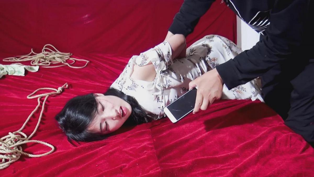 【天逸影画公司】B003《家劫8》法制微电影 【天逸影画公司】B003《家劫8》法制微电影<br>内容简介：<br>一快递员因赌博欠下债务，为了还钱，他策划了一起入室抢劫…………故事由此展开，欲知被劫持捆绑的美女妹妹命运如何?喜欢的朋友请购买观看，谢谢爱好的朋友关注和支持。