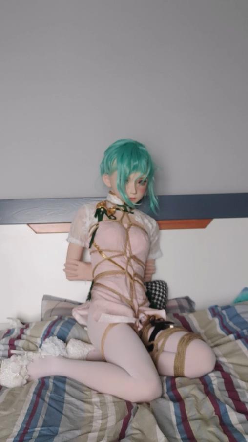 kig头壳初音未来旗袍cos龟甲缚恨天高自缚玩耍，郊狼电击器g塞刺激 初音未来旗袍的cosplay kig头壳自缚，穿上恨天高，腿上再绑上郊狼点击器，电击贴片贴在了大腿内侧持续刺激，后面也cha入了电击g塞，绑好之后电击 紧缚的感觉实在是太棒了<br>关于假发和自缚<br>别骂了别骂了，本人800度高度近视，带上头壳啥也看不见，加之没有同伴只能一个人完成，假发只能勉强带上去，调整位置什么的就别想了，自缚也只能选择一些比较简单的绑法（绑的技术也不是很好，在什么也看不见的情况下手臂自缚也只能选择伪自缚了，蕾姆