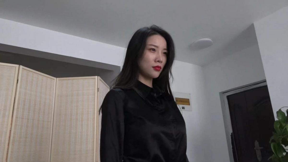 【逍遥定拍】性感女特工之秘密审讯室  各种刑讯  囚犯最后被审判枪决 她是是秘密行动组顶级特工，年纪轻轻地就破获了不少大案，多少重犯都倒在了她的那双美腿下。她审犯人，从不穿j服，黑丝ol配高跟，好色的罪犯还没开口，口水和鼻血就流出来了，这样的女人，多么性感的尤物。这次囚犯张三落到她的手里，恐怕是凶多吉少，各种刑讯手段在等着他。。。