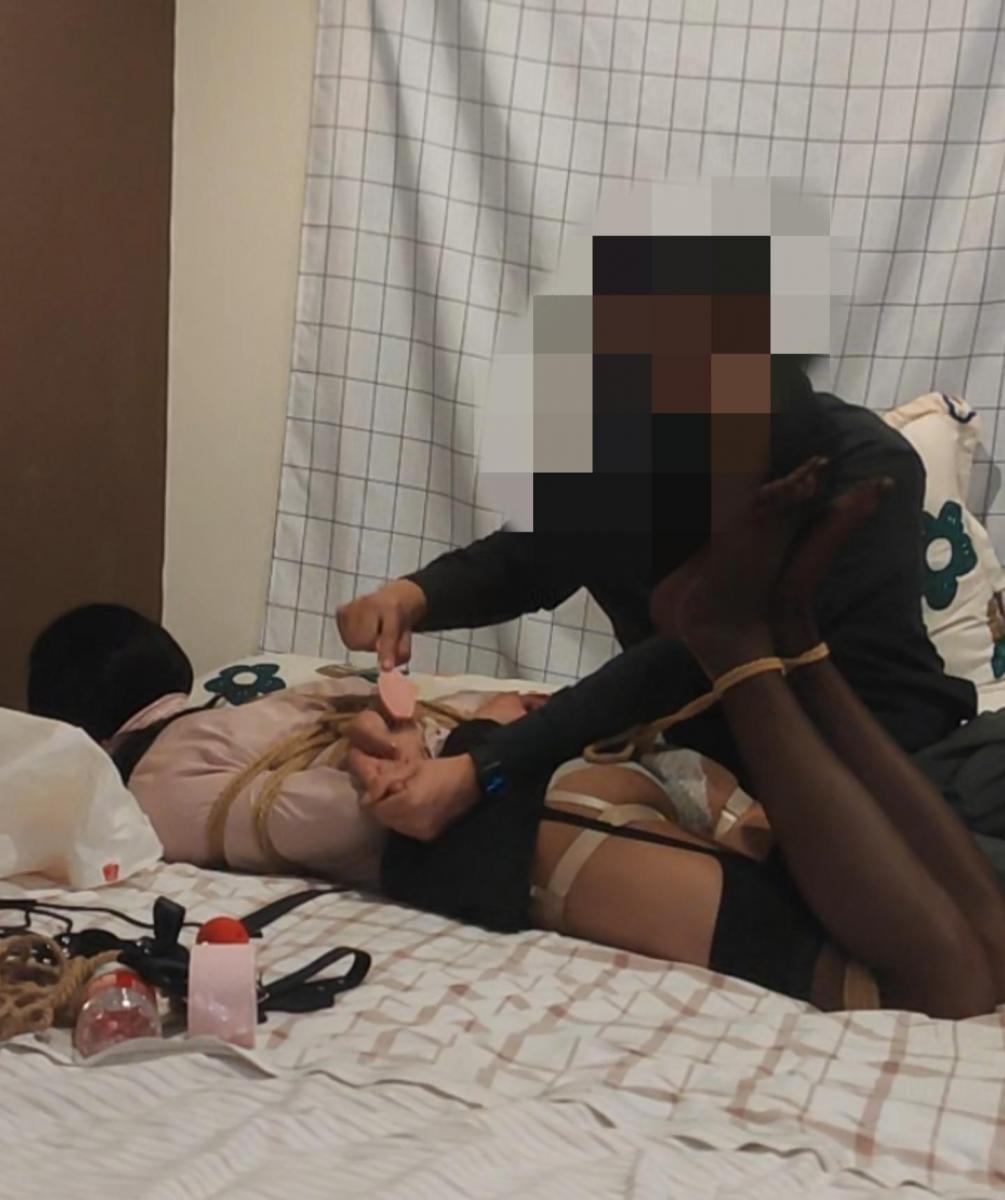 女装薇薇吊带黑丝公主短裙风被驷马绑起来堵嘴挠脚心 伪娘 大家好久不见！约拍了个小哥哥绑我学习一下捆绑，他不会只能我教教他，看着自己一步一步被自己教的学生绑起来一动不能动还有点自豪感呢，日式绑法，期间体验了下被别人吊起来，然后他把我驷马绑在床上，用胶带和丝袜堵住我的嘴，挠我脚心都要把我挠哭了，但还是很享受，最后嘴巴口水都被丝袜吸干了。解压密码vvvkkkk8888,薇薇qq1251781327有门槛，工作室qq3221079735