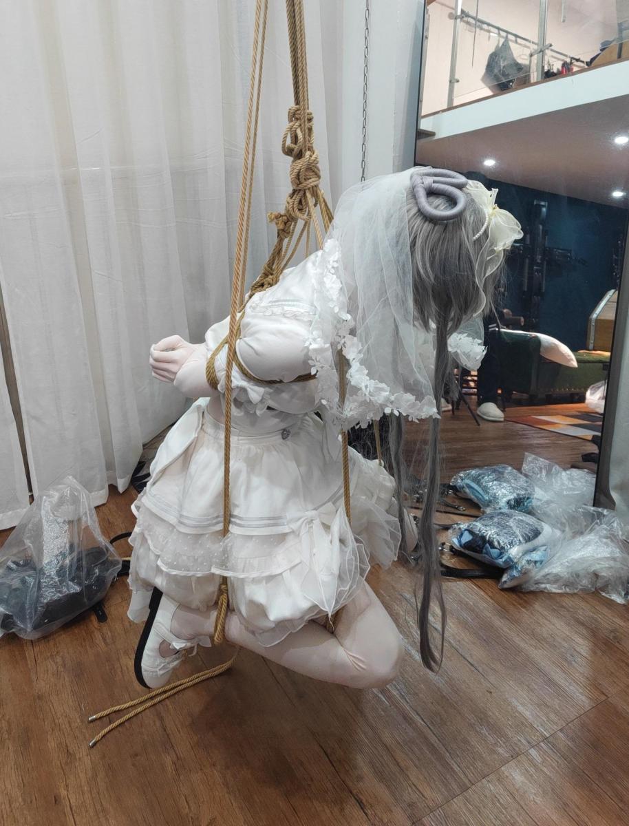 伪娘白丝LOLITA 双手吊/悬空/单腿吊/团缚/双腿吊 TK震动 S：我<br>M：Diana<br><br>这期也是这位M自己做的视频，而且有声音了<br><br>简介太短了，补充点趣事，Diana(就是本视频的M)有时被绑住以后会偷偷挠S的痒（这次也挠了我几下，不过视频里没）<br>每次都因此遭受更加激烈的报复，让本就怕痒的身体雪上加霜，不知道是故意的还是不小心的<br><br>视频序号：33