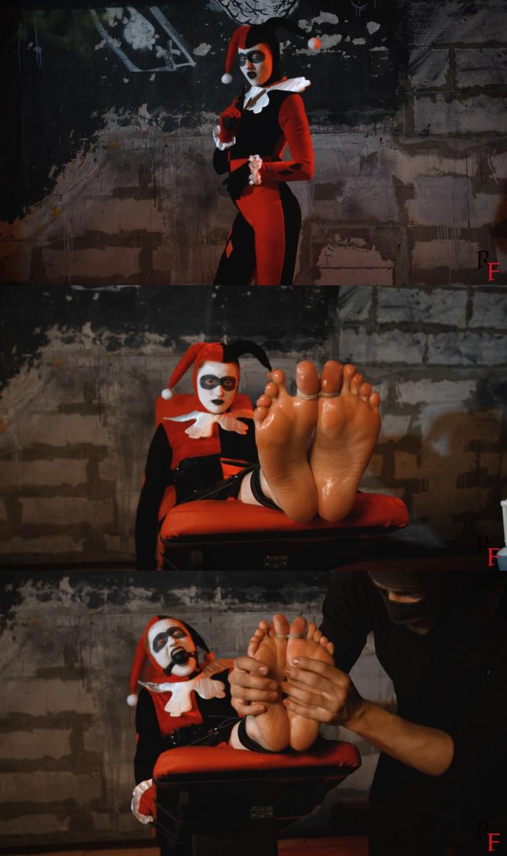 Original Harley Quinn - Foot tickling RF studio production <br>RussianFetish<br>Russian Fetish<br>By request. Starring Zoya. Harley Quinn has some fun and poses in front of the camera. She thinks that the Joker is near and absolutely relaxed. She's at home so what could possibly go wrong? Suddenly, she finds herself tied to the bench.  What's happening?  It turns out that the unknown man is here. He comes up and takes off the boots from puzzled Harley. Then he ties her big toes together. She doesn't understand what is going on. Maybe this is some **** of prank? But then the stranger starts tickling her feet. It's here that Harley realizes that she's in trouble. She is very ticklish on her soles. And this guy has everything necessary to enjoy her torment. He tickles her feet with his hands, various brushes, an electric toothbrush (and also without the brush itself). He uses a spiky roller and gloves, also sharp sticks. Then he smears her feet with oil and continues to tickle her oily feet. Harley Quinn gasps with laughter.  Then he puts a ball *** into her mouth. He tickles her feet and also licks her toes and bites them.  Harley is at a loss, laughs, and grunts.  Then he leaves her alone...<br>SUPERHEROINES<br>TICKLING<br>COSTUMES<br>SOLES<br>FOOT TICKLING<br>射频工作室制作 <br>俄罗斯<br>俄罗斯恋物<br>应要求。 佐娅主演。 Harley Quinn在镜头前有一些乐趣和姿势。 她认为小丑很近，绝对放松。 她在家，有什么可能出毛病？ 突然，她发现自己被绑在长凳上。  发生什么事了？  事实证明，未知的人在这里。 他走过来，从困惑的哈雷那里脱下靴子。 然后他把她的大脚趾绑在一起。 她不明白这是怎么回事。 也许这是恶作剧的一些****？ 但随后陌生人开始挠痒痒她的脚。 正是在这里，哈雷意识到她有麻烦了。 她的鞋底很怕痒。 这家伙有一切必要享受她的折磨。 他用手，各种刷子，电动牙刷（也没有刷子本身）逗她的脚。 他使用尖尖的滚筒和手套，也是锋利的棍棒。 然后他用油涂抹她的脚，并继续挠她油性的脚。 哈雷奎因笑得喘不过气来。  然后他把一个球***放进她的嘴里。 他胳肢她的脚，也舔她的脚趾和咬他们。  哈雷不知所措，笑着，咕噜咕噜。  然后他就让她一个人呆着。..<br>超级英雄<br>挠痒痒<br>服装<br>鞋底;鞋底<br>脚痒<br>Related Categories: ROPE BONDAGE, FOOT FETISH, CATSUITS, BALLGAGGED, BASTINADO.<br>Keywords: clip by john, m/f bondage in action, no nudity, young girl next door, first time bond tied, black catsuit, barefoot feet soles, soles slapping, toe tied hogtie, bitgag, ballgag rope gag, suspended suspension ties, long bondage shibari, boxtie brown jute ropes.bondage, shibari, rope bondage, shibaru, suspension, belts, bedtie, hogtied, foot fetish, feet, gag, tight bondage, strict bondage, bound elbows, struggling, ballgagged, helpless.<br>相关类别:绳索束缚,恋足癖,紧身连衣裤,BALLGAGGED,BASTINADO.<br>关键词：约翰剪辑，m/f捆绑在行动，没有裸体，隔壁的年轻女孩，第一次绑，黑色紧身连衣裤，赤脚脚底，鞋底拍打，脚趾绑hogtie，bitgag，ballgag绳堵嘴，悬挂悬挂领带，长束缚shibari，boxtie棕色黄麻绳。束缚，shibari，绳索束缚，shibaru，悬挂，皮带，bedtie，hogtied，恋足癖，脚，插科打诨，紧束缚，严格束缚，束缚肘部，挣扎，ballgagged，无助。<br>