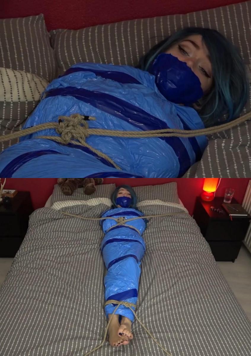 Luna Grey - Mummified on Bed HD 露娜穿着蓝色密封箔和胶带被蒙住了。<br><br><br><br>她试图从床上扭动，但由于绳子将她固定在原地，她无法脱身。<br><br><br><br>最终，她把手松了一点，试图打破箔，但箔太硬了。Luna is Mummified in Blue seal foil & tape gagged. <br><br>She tries to wiggle of the bed but because of the ropes that are holding her in place she can't get away. <br><br>Eventually she gets her hands a little loose & tries to break the foil but it is to strong.