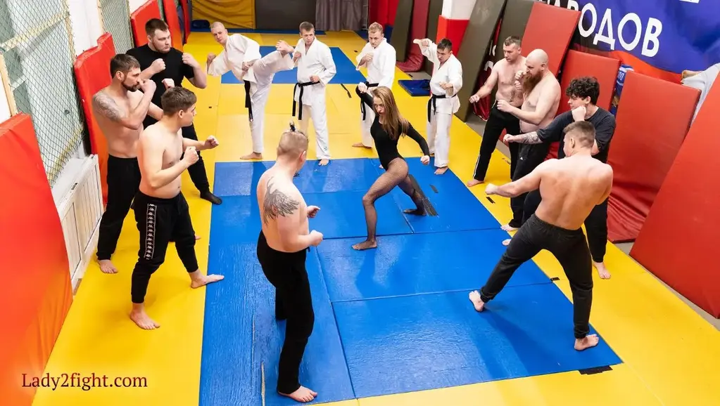 Black Canary Lora vs the martial arts masters Part 2 劳拉走进道场，大师们再次在那里举行茶道。她抱怨说，他们一直在训练暴徒，却没有服从她的命令。他们说他们不服从一个女人，他们带着学生来教训她。学生们走出阴影。她首先与八名学生战斗，最后是十二名学生。有史以来最激烈的战斗！但最终劳拉获胜，她将统治，不会再有抵抗。<br>lora walks into the Dojo,where the masters again have a tea ceremony. She complains that they have kept on training thugs anhave not obeyed her. They say that they do not obey a woman, and that they brought their students to teach her a lessons. Thestudents step out of the shadows. She first fight the eight students, eventually al twelve. Toughest fight ever! But eventually lorowins and she will rule, and there will be no more resistance.<br>原价31.99$