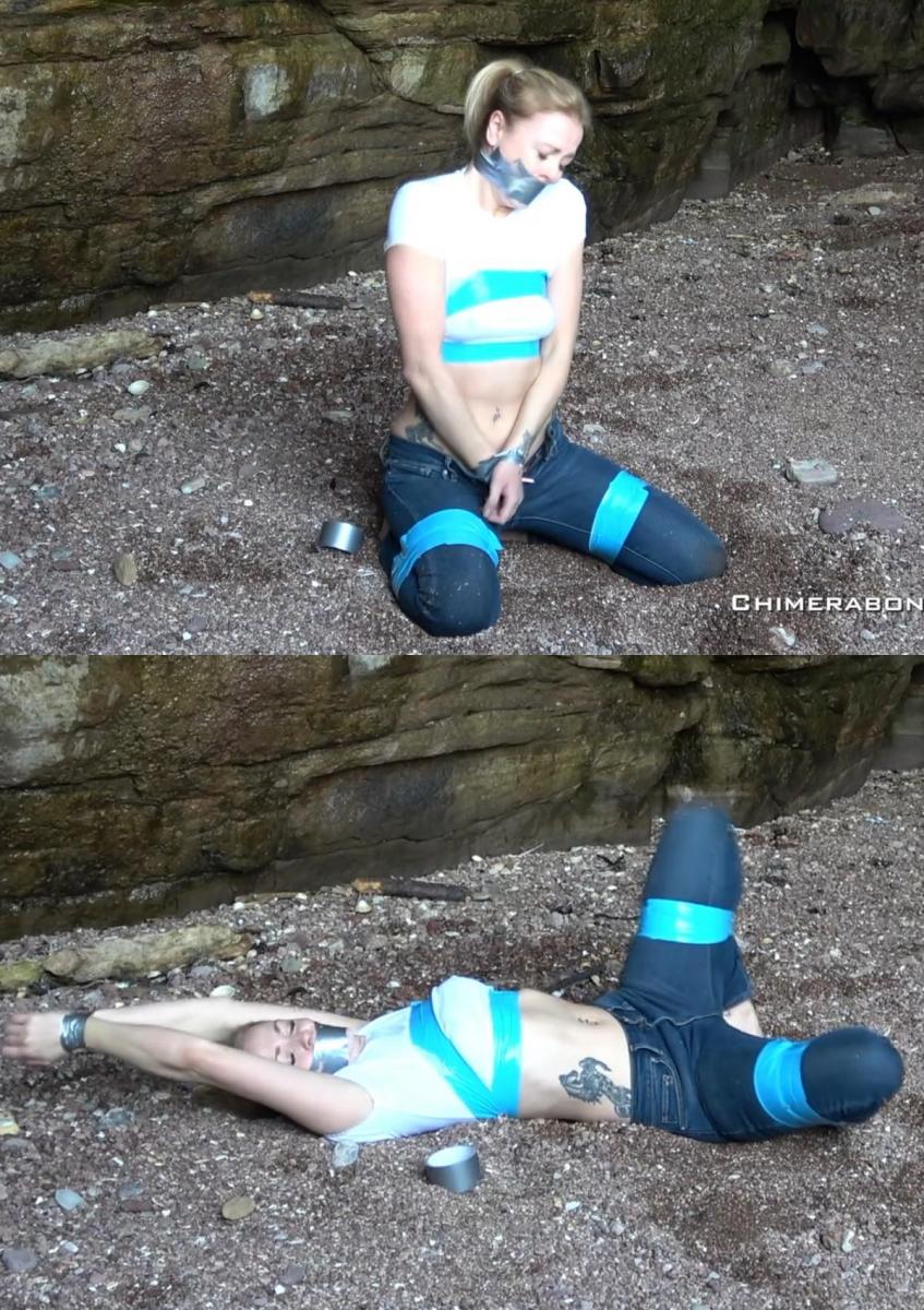  Lucy's Outdoor Bondage In Jean's 露西穿着牛仔裤和薄薄的棉质上衣，在海滩上的一个安静的地方做一些户外束缚。露西爬上一个山洞，把头发扎起来，然后用蓝色的钩带把腿绑起来，在胸部上下用更多的带子绑起来，这样她就感觉受到了限制。改变了颜色，露西在嘴上和头上缠了几圈灰色的钩带，以此来衡量自己。接下来，准备了一段灰色胶带，在露西对着镜头扭动屁股之前，用胶带固定住露西的手腕。当露西拉下牛仔裤拉链时，她的[X_X]透露出她现在很性感。她把手放在里面，开始想达到[X_X]。终于是时候摆脱她的束缚了。Lucy is dressed in jeans and thin cotton top at a quiet spot on the beach for some outdoor bondage. Lucy climbs up into a cave and ties her hair up then uses blue gaffer tape to frog tie her legs and more tape above and below her breasts so she feels restricted. A change of colour and Lucy gages herself by wrapping grey gaffer tape over her mouth and around her head a few times. Next a length of grey tape is prepared and used to secure Lucy’s wrists before Lucy wriggles her arse to camera. Her nipples give away that Lucy is now horny as she pulls down her jeans zip eases her hand inside and begins to wank herself to orgasm. Finally it’s time to escape her gaffer tape bondage.<br><br>