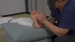象人定拍-嗷嗷-纱布全包，提前热水泡脚之后的嗷嗷,娇嫩小脚的TK速通。 全包以后，裸露的部位就会异常敏感，再加上提前在热水里泡过<br>脚丫子是比正常情况下要更加的敏感，压住她的腿<br>开始今天的TK行动<br><br>——————————————————————————————————————————————<br>因为百度云经常和谐，微云的会员太贵，所以尝试双层解压，<br>解压密码：xiangren123 第一次解压文件后缀改为zip，<br>原密码再次解压以后，把后缀改成mp4 即可观看<br>切勿在百度云中直接观看，容易被和谐!!!!!<br>线上定拍线下约拍。<br>QQ：192370054（注明来意）