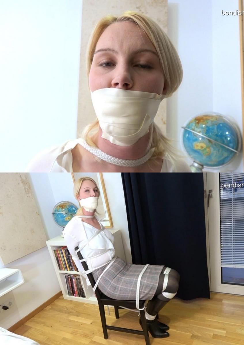  HOT TEACHER LAURA CHAIRTIED AND TAPEGAGGED IN PRADA BOOTS 劳拉在这段视频中扮演一名学校教师，尽管她在现实生活中实际上是一名学校老师。她是隔壁的完美女孩！你的邻居。她完全喜欢靴子、连裤袜。。。和束缚。<br><br><br><br>劳拉被紧紧地绑在椅子上，有效地堵住了嘴，嘴里塞满了东西，头上缠着微泡沫胶带。她穿着白色上衣、紧身短裙、两条连裤袜和（Prada）靴子，像专业人士一样把自己绑在一起。<br><br><br><br>劳拉被中、轻规格的绳子绑着，她的肘部也被捆得很紧。Laura plays a school teacher in this video, though she actually is a school teacher in real life. And she is the perfect girl from next door! Your neighbor. And she is totally into boots, pantyhose...and bondage.<br><br>Laura is tightly tied to a chair and effectively gagged, her mouth stuffed and microfoam tape wrapped around her head. Wearing a white blouse, short and tight skirt, 2 pairs of pantyhose and (Prada) boots she gives in her bonds like a pro.<br><br>Laura is tied up with medium and light gauge rope and she is tied very tightly with her elbows bound, too. 