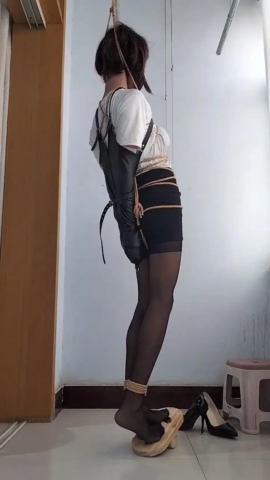 [X_X]自缚，黑丝，在平衡板上强制踮脚，垫脚呼吸限制。 自缚，吊缚，绳圈勒脖子。<br>只能在平衡板上晃晃悠悠的踮起脚尖，好让脖子能够轻松一点， <br>但是丝袜很滑，木质的平衡板也很滑，根本站不住，<br>一不小心没站稳，掉下来，脖子被勒得紧紧的，脚尖也酸痛的被迫踮到极限。