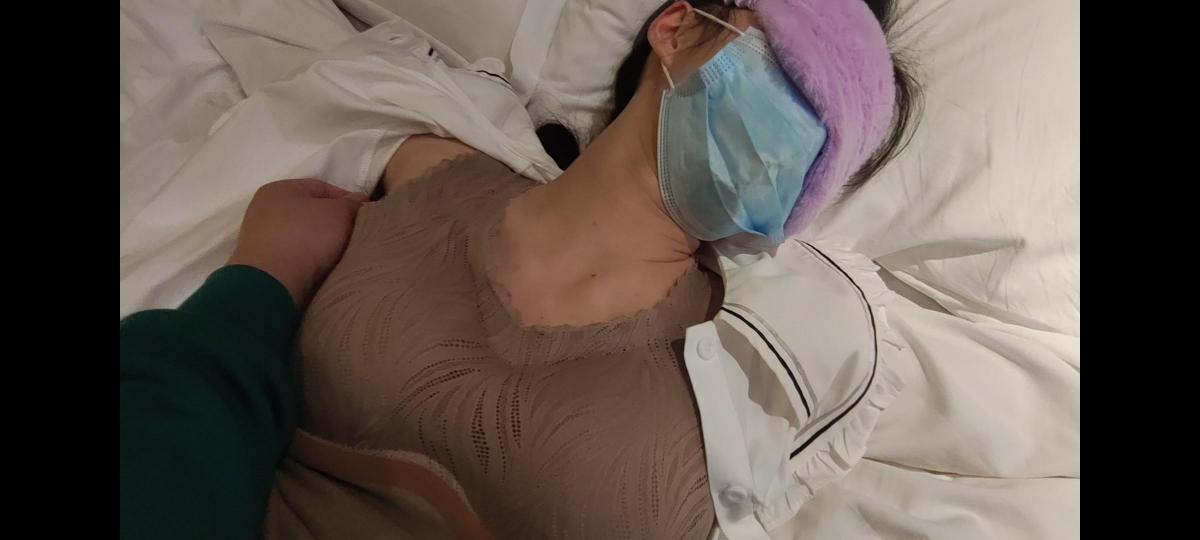约现实录 这是昨天刚约的妹子颜值在线真的漂亮 妹子真的很敏感TK 棒棒 挠脚心 抚摸真的不要太爽 元素很多 是两部合成一部售卖的各位感兴趣可以看看绝对不亏 因为第一次拍摄技术可能有限 希望各位多多支持 提出宝贵的意见 第一次出售便宜卖啦