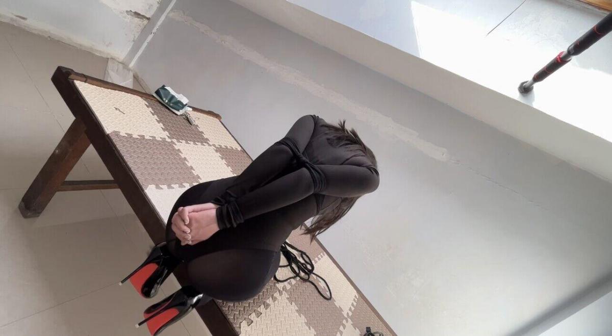 【娜绳工作室】【青柠】QNKB-37 黑丝条纹连档衣➕黑色条纹丝袜。夜行衣组成上身，不过可惜，青柠妹子选错了时间，应该在晚上穿的夜行衣却穿在了白天，脚上的12厘米的红底高跟鞋更是限制了她的行动这样一来就被抓个正着。被欧式直臂缚在身的青柠妹子丝毫动弹不得，这样一来，双臂被欧式直臂缚，双脚被并脚捆，捆好以后在这之上，拉高了手臂，手臂被拉的高度几乎和地面形成了垂直，在这样的捆绑姿势下折磨了下来，磨灭了青柠的意志力。后面被解开的青柠因为拉的太高的缘故，手上的绳痕变得深了起来。<br>为防止视频被盗版，网站上发的是大水印的<br>需要定拍的妖狐发私信跟我沟通你的大概想法，确定需要定拍留下QQ我加你详聊商谈，有兴趣洽谈合作女绳模的私信留下QQ，看到会加你联系<br>有兴趣的朋友也可以提供服装以便于视频拍摄<br>娜绳工作室的QQ联系方式：642462518<br><span style='color:#b0b0b0;'>[隐藏文字，购买后可见]</span>