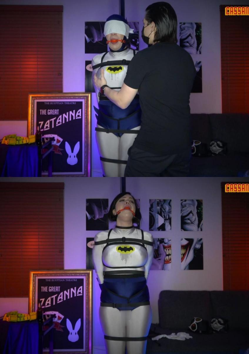 Batwoman Bondage Slave Pussy Vibe 哥谭市一定在想今晚他们的救世主在哪里。哥谭市的一个肮脏的暴徒不知怎么抓住了蝙蝠女侠，并认定她是他的奴隶。他非常渴望向哥谭市的所有人展示他的新宠物，因此决定将其播出。他拿着她的斗篷和多功能腰带，用紧绳将她绑起来，用带子固定在一根柱子上，塞住嘴，蒙上眼睛。暴徒进来摸她、逗她、奚落她，然后为她的羞辱摘下她的眼罩。让她意识到发生了什么，并挣扎了一段时间，然后他又回来摸[X_X]和抓裤裆，他决定向哥谭市的所有人透露蝙蝠女侠的真实身份，并摘下她的头巾。这是臭名昭著的卡桑德拉·凯恩，她在暴露自己的真实身份后一如既往地愤怒，遗憾的是，她无法挣脱束缚，所以她越来越挣扎，没有放弃希望。这个变态的暴徒又回来了一次，在她的裤裆上放了一个振动器，引起性[X_X]。让她现在更加挣扎，她对抗玩具的振动，但它压倒了她，导致她[X_X]并昏迷。蝙蝠女侠这个奴役奴隶接下来会有什么下场？Gotham must be wondering where their savior is tonight. One of Gothams dirty goons has somehow managed to capture Batwoman and has decided that she is his bondage slave. He is very eager to show off his new pet to all of Gotham so decides to broadcast it. Taking her cape and utility belt he has her tied up in tight ropes, secured with straps to a pole, gagged and blindfolded. The goon comes in to grope, tease and taunt her before he removes her blindfold for her humiliation. Leaving her to realize what has happened and to struggle for a while before he comes back for some more tit groping and crotch grabbing he decides to reveal to all of Gotham who the Batwoman really is and removes her cowl. Its the infamous Cassandra Cain and she is as furious as ever after revealing her true identity, sadly she can’t break free of her ties so she struggles more and more, not giving up hope. The pervy goon comes back one more time to place a vibrator over her crotch and cause an orgasm. Leaving her to struggle even more now, she fights the toys vibrations but it overpowers her causing her to orgasm and pass out. What will be in store for Batwoman the bondage slave next?