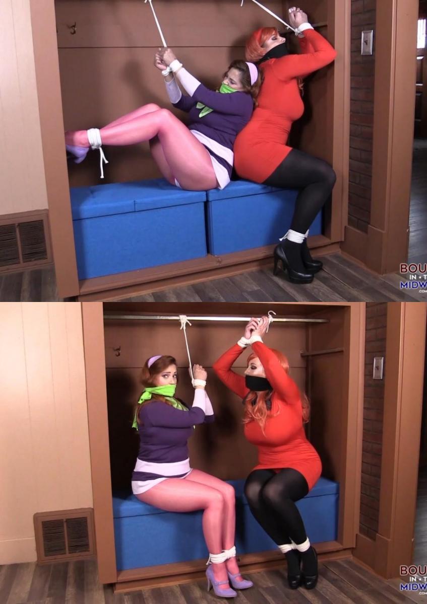 Daphne Vs Evil Daphne In Peril HD 达芙妮在电话中提到了一个邪恶的版本，她试图在这些神秘的解决方案中获得所有的荣誉，同时环顾四周，她被抓住了。随后，邪恶的达芙妮正在寻找她，她正在谈论一个愚蠢的达芙娜。达芙妮被抓住并绑在她旁边。Daphne talking on the phone mentioning there a evil version of her trying to take all of the credit in these mystery solvings while looking around she is grabbed. Followed by evil Daphne looking for her talking about a clueless Daphne is is is grabbed and tied up right next to her. 