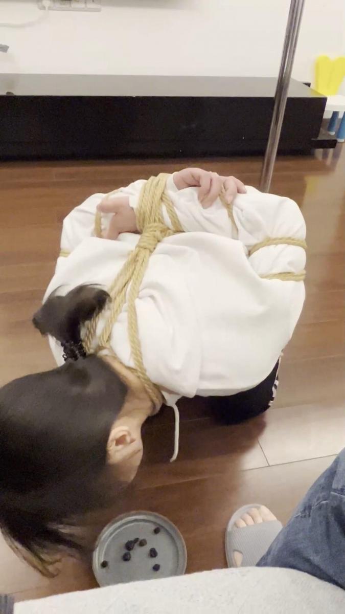 【妻奴麦子定拍】大哥喜欢穿不同衣服的一米绳，中式后背缚，舔脚，面壁思过 【妻奴麦子定拍】大哥喜欢穿不同衣服的一米绳，中式后背缚，舔脚，面壁思过，调教快上刑场前的女奴。<br>网盘资源为2K和4K，请大家根据情况下载<br>解压密码：softkb,解压后修改扩展名rar，再次解压即可。<br>Qq：2716870964(请注明来意)<br>TW：@xinhaizhang5