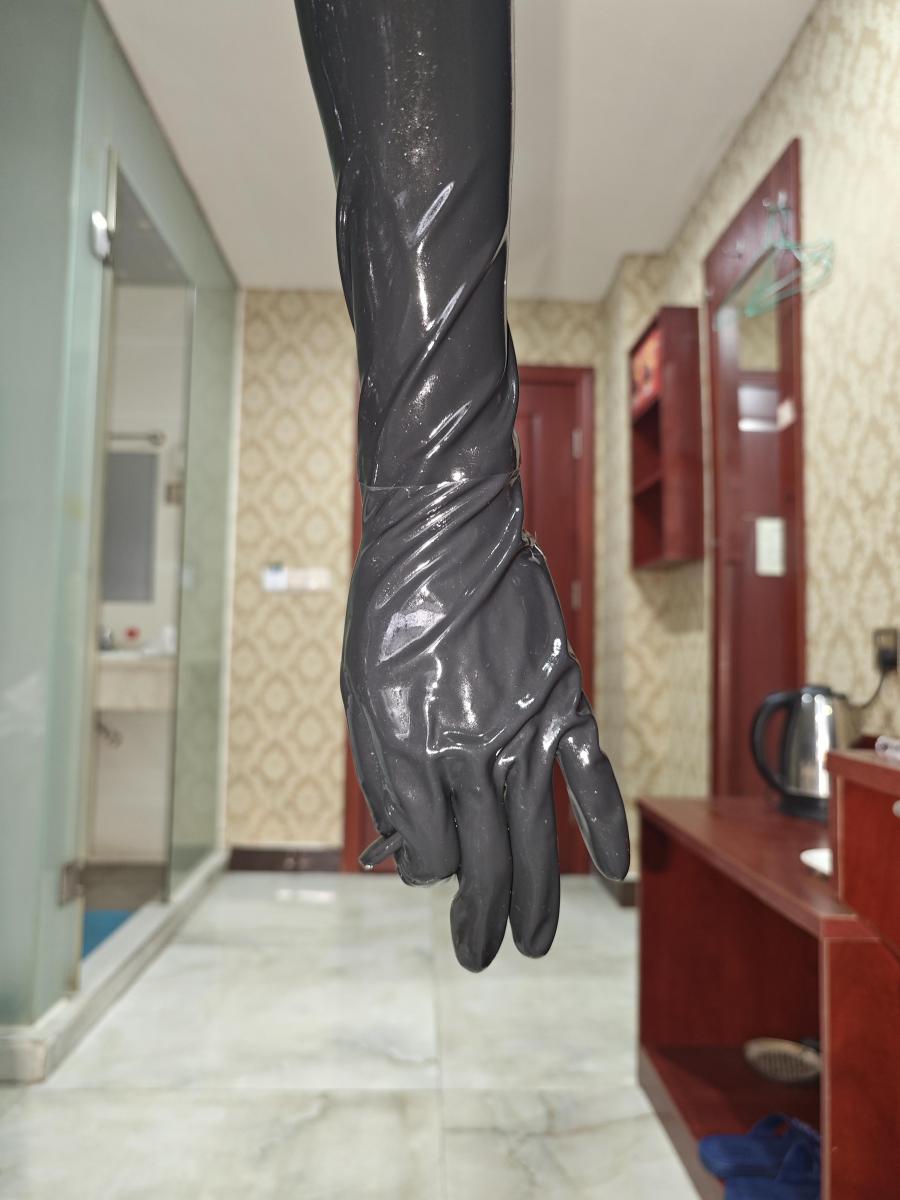 胶娘 这次是两次视频剪在一起了哦，所以视频时长会比较长一点，有一些我自己比较喜欢的角度～最近穿胶都很上头，JJ套里面的[X_X]已经装不下，溢出来到蛋蛋袋里面了，果然这种冷热适中的天气很适合穿胶