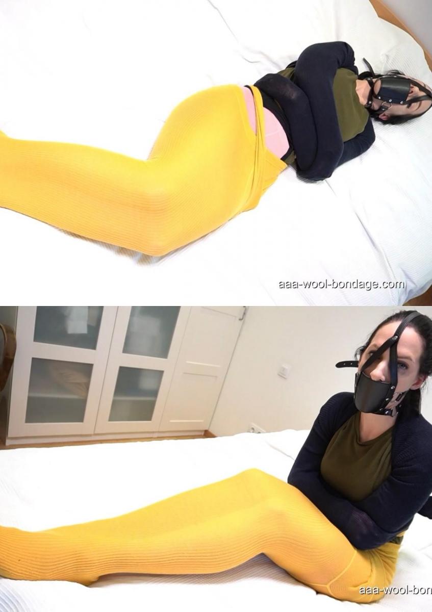 PAULA - BONDAGE WITH WOOLTIGHTS 宝拉喜欢它的可爱。什么样的衣服给你最舒适的感觉？右-你腿上和上身的羊毛紧身裤，搭配毛衣，当然还有一些束缚！	<br>Paula likes it cuddly. And what kind of clothes give you the most cosy feeling? Right - woollen tights on your legs and on your upper body, combined with a sweater and - of course - some bondage!