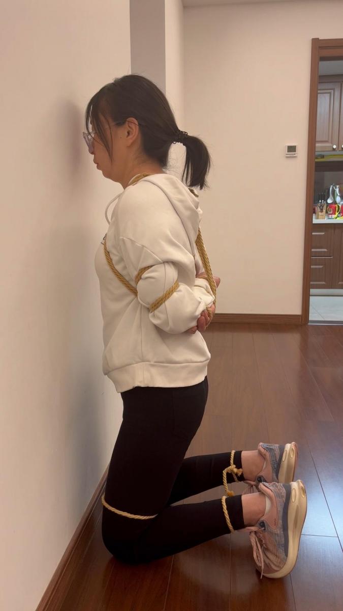 【妻奴麦子定拍】大哥喜欢穿不同衣服的一米绳，中式后背缚，舔脚，面壁思过2 【妻奴麦子定拍】大哥喜欢穿不同衣服的一米绳，中式后背缚，舔脚，面壁思过，调教快上刑场前的女奴。<br>网盘资源为2K和4K，请大家根据情况下载<br>解压密码：softkb,解压后修改扩展名rar，再次解压即可。<br>Qq：2716870964(请注明来意)<br>TW：@xinhaizhang5