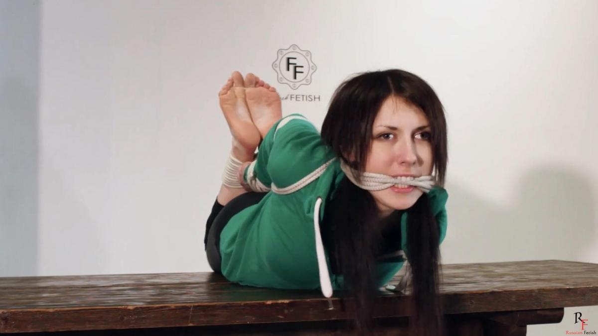 Kate Anima. ***y soles and rope *** RF studio production <br>RussianFetish<br>Russian Fetish<br>Kate Anima is hogtied tightly. The rope is inside her mouth as a ***. Her big toes are tied together. I left her to suffer in this taut position. Her hands become numb and she had no chance to escape, she just lay there and tried to squirm in strong bondage. Her feet are **** and she wiggles her toes. Sometimes her feet are shown close up. Over time Kate begins a little nervous because her body numbs, but she tries to tolerate and not to panic. ***r girl are struggling... Excellent view. Enjoy!<br>BONDAGE<br>ROPE BONDAGE<br>BRUNETTE<br>BAREFOOT<br>FOOT FETISH<br><br>射频工作室制作 <br>俄罗斯恋物<br>俄罗斯恋物<br>凯特*阿尼玛被紧紧地捆住了. 绳子在她嘴里作为一个***。 她的大脚趾绑在一起。 我让她在这个绷紧的位置上受苦。 她的手变得麻木，她没有机会逃脱，她只是躺在那里，试图在强烈的束缚中蠕动。 她的脚是****，她摆动她的脚趾。 有时她的脚会靠近。 随着时间的推移凯特开始有点紧张，因为她的身体麻木，但她试图容忍，而不是恐慌。 ***r女孩正在挣扎。.. 视野极佳。 享受吧！<br>束缚,束缚<br>绳索束缚<br>浅黑色<br>赤脚<br>恋足癖<br>