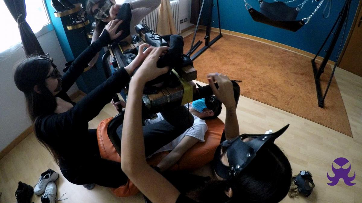 FFF-M – 18 YO Evil ticklers – Soles Up – Full  Category: TICKLING<br>Related Categories: 18 & 19 YRS OLD, SENSUAL TICKLING, FEMALE TICKLING MALE, BAREFOOT, TICKLING MALE.<br>Keywords: oil, nails, massager, toe-tied, gang tickling. 