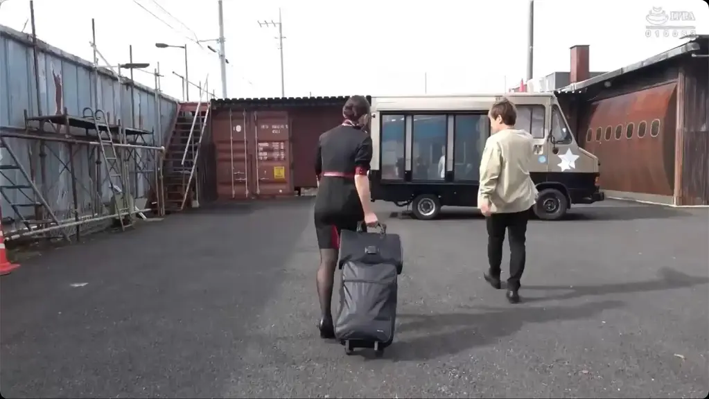 顔出し解禁！！マジックミラー便働く女の最高峰！大手航空会社のキャビンアテンダント 黒パンスト素股編 8人全員極上SEXスペシャル！美脚をおっ広げて赤面まんコキ！濡れ出したCAオマ○コにヌルっと挿入！ 番号:<span style='color:#b0b0b0;'>[隐藏文字，购买后可见]</span><br>发行日期:2023-03-21<br>导演:ファンキー・ハセイ  <br>制作商:ディープス  <br>发行商:ザ・マジックミラー  <br>类别:连裤袜 业余 空中小姐 恋腿癖<br>演员:花井しずく 三尾めぐ 水端あさみ 流川莉央 <br>剧情：在机场附近诱惑刚从航班回来的美女空姐们，用金钱张开她们的美腿，让她们脸红！