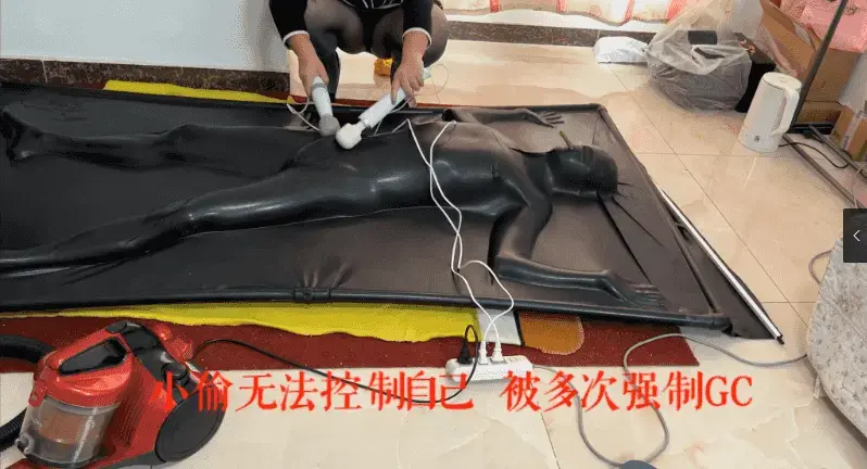 【黑魔法师】误入女s乳胶床陷阱的小偷，被真空床抓住强制拘束 电击乳T AV棒子n次强GAO  一个倒霉的小偷 偷到了女s的房间 进来溜达一圈都是些鞭子什么没有价值的东西 当他走到客厅的时候发现客厅中摆着一个黑色的床一样的东西 好奇心的驱使下他钻了进去。<br> 钻进去后躲在暗处的女s出来打开了吸尘器抽干了乳胶真空床里的空气 小偷就被困在了里面 无法动弹 无法说话 还没有空气 很快小偷就[X_X]了过去 等待小偷的是 无尽的黑暗拘束 和电击乳T 还有无限的强制GC<br>作者:黑魔法师<br>QQ：2946045390 推特@Melissa73142749<br>接视频定拍；也可以线下现实体验 <br>网盘视频是压缩文档类型 解压后吧TXT改成mp4 解压密码heimofashi123 请不要在线解压