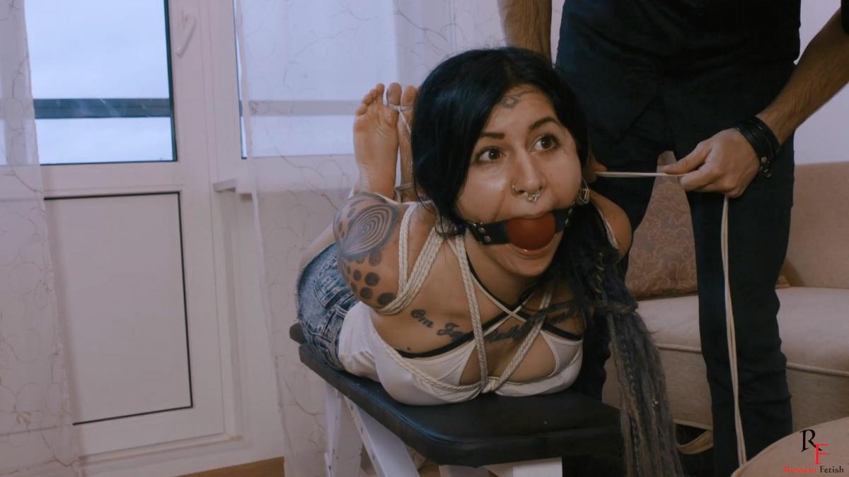 Tina hard hogtied RF studio production <br>RussianFetish<br>Russian Fetish<br>In this clip, I tied the tattooed cutie Tina with ropes in a tight hogtie, as I love, and *****d her to suffer a little. I tied her big toes together and pulled them with a string to her elbows. Then I put big red ball *** in her mouth. The girl was completely helpless. I stepped aside and watched the ***r tied Tina struggling with pleasure. However, her struggles were futile... Enjoy!<br>BONDAGE<br>BALLGAGGED<br>ROPE BONDAGE<br>BAREFOOT<br>TATTOOS & PIERCINGS<br><br>射频工作室制作 <br>俄罗斯恋物<br>俄罗斯恋物<br>在这个剪辑中，我用绳子把纹身的可爱蒂娜绑在一个紧身的hogtie中，正如我所爱的那样，并且*****d她遭受一点痛苦。 我把她的大脚趾绑在一起，用绳子拉到她的肘部。 然后我把大红球***放在她嘴里。 女孩完全束手无策。 我走到一边，看着***r绑着蒂娜高兴地挣扎着。 然而，她的挣扎是徒劳的。.. 享受吧！<br>束缚,束缚<br>球袋;球袋<br>绳索束缚<br>赤脚<br>纹身和穿孔<br><br>