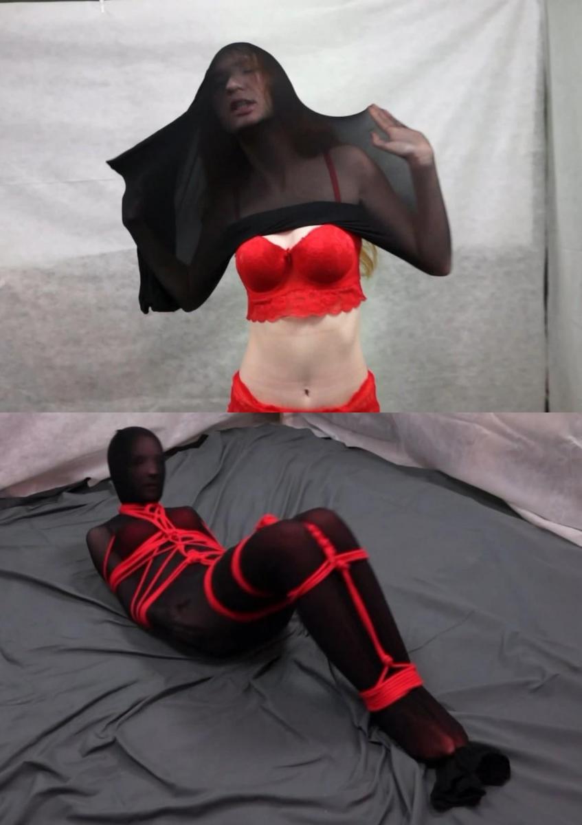 Black nylon cocoon in bondage 索尼娅有了新东西。一只可以玩得开心的尼龙长袜。它成了她最喜欢的玩具。它伸展得很好，坐在里面很舒服。女孩爬进去，享受了一种美学上的乐趣。在不久的将来，索尼娅会买其他尼龙的东西。Sonya has a new thing. A nylon stocking to have fun with. It has become her favorite toy. It stretches well and is nice to be in. The girl climbed into it and had an aesthetic pleasure. In the near future, Sonya would buy something else nylon.