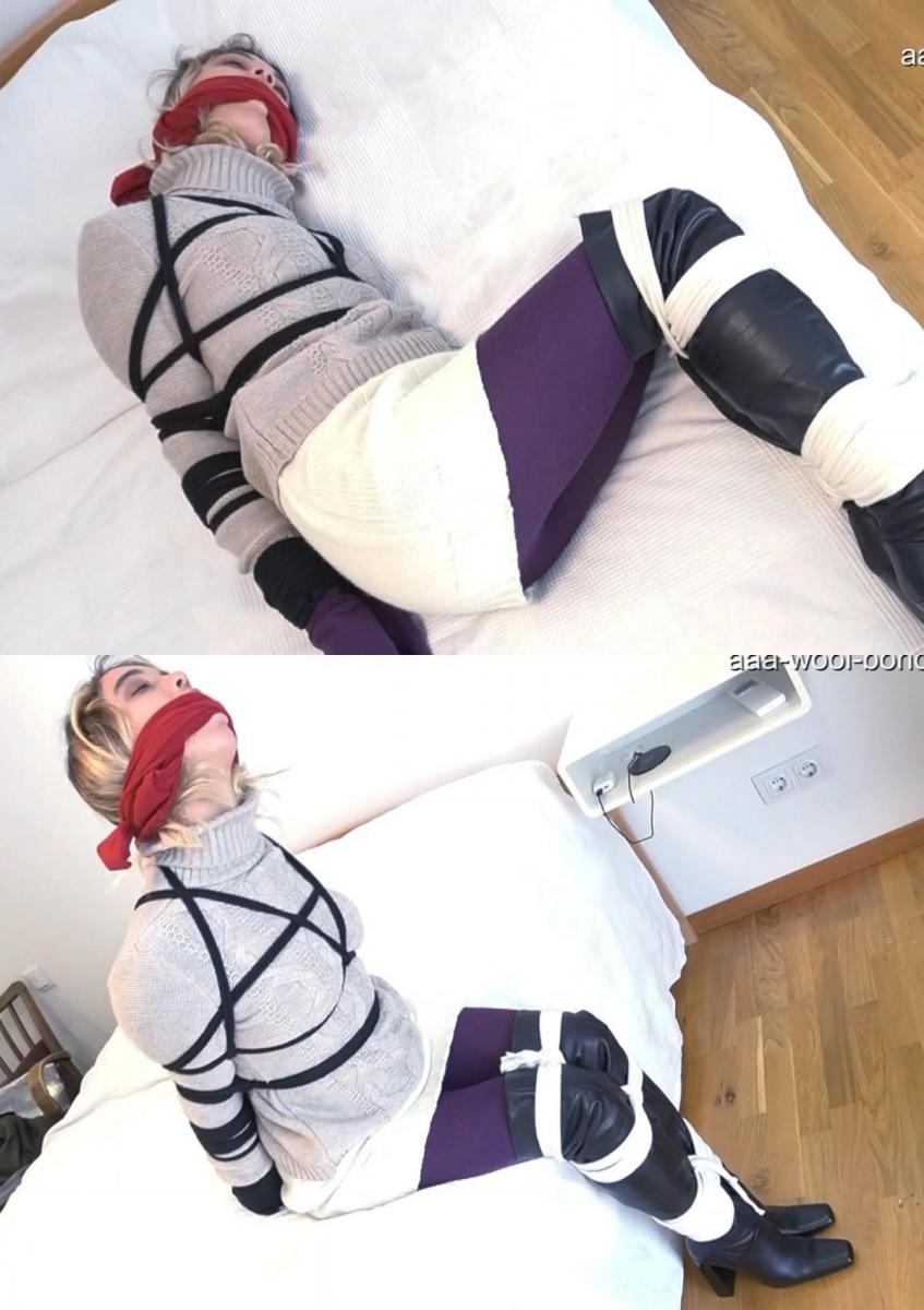 WOOL OUTFIT FOR PIXIES BONDAGE SESSION 过膝靴在2022年仍然流行吗？Pixie说是的！当然，所有针织的东西在今年冬天也很流行。当然还有紧身裤！这个想法是把靴子和裙子搭配在一起，露出一些腿，裙子的腿比靴子的腿高。所以我们都可以近距离观察小精灵绑着的腿！Are over-the-knee boots still in style for 2022? Pixie says YES! And of course all things knitted are top in fashion this winter, too. And of course TIGHTS! The idea is to expose some leg by teaming the boots with a skirt that finishes higher on the leg than the bootleg. So we can all share a close look on Pixies bound legs!