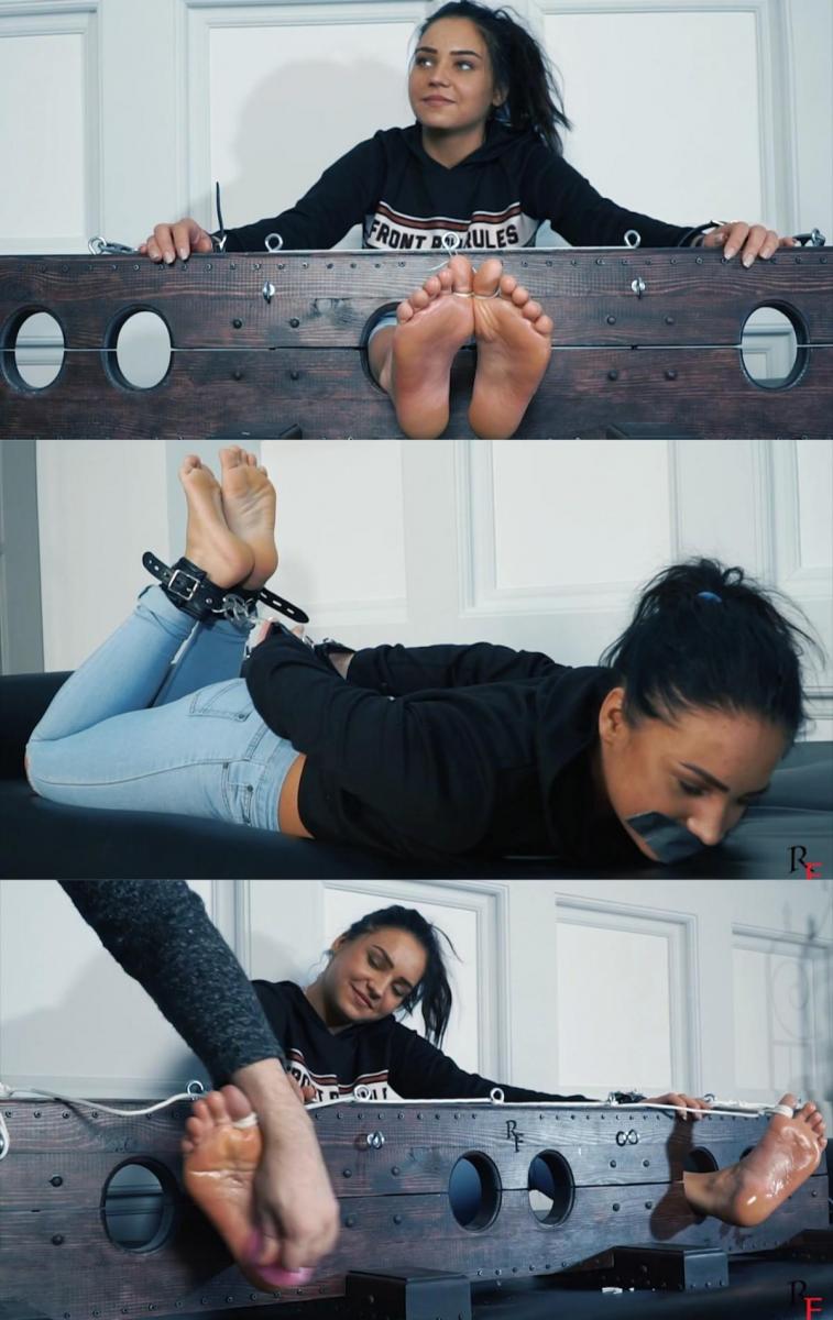  of Mara - Tickling and feet in big stocks + tummy tickle (FULL HD MP4) 玛拉被一个罪犯抓住了。她被皮手镯锁住了，他用胶带堵住了她的嘴。然后他让她一个人呆了一段时间。<br><br>玛拉试图逃跑，但已经摆脱了手上和腿上的手镯。她开始逃跑，把胶带从嘴里取下来。她在找钥匙，但他从后面抓住她，把她拖回房间。<br><br>他带着大股票，把她的脚锁起来，这样脚就不能互相碰了。<br><br>现在他要惩罚她。他拿着三根拐杖和其他脚具。一拳接一拳，玛拉的脚很疼，但她似乎很喜欢！<br><br>接下来，她改变脚的位置，并将它们锁紧。再次用手杖划动几下。<br><br>然后他把她的大脚趾绑在一起，继续惩罚她的脚。<br><br>在那之后，他服用了止痒装置和一种油。充分润滑她的双脚。之后，他毫不留情地挠她的脚。玛拉的脚现在很敏感！她疯了，笑了。<br><br>然后，他再次让她的腿张开，并把她的脚趾绑在股票上。然后他钻到她的衬衫下面，发现她的肚子和腋下发痒。玛拉笑着恳求他停下来。<br><br>接下来，他回到她的脚上，轮流挠她的每只脚，有时用划桨拍打她的鞋底。<br><br>最后，他又一次在衬衫下面挠她，挠可怜的玛拉的腋下，把她逼疯了。<br>Mara was caught by a criminal. She's chained with leather bracelets and he gags her with a tape. Then he leaves her alone for some time.<br>Mara tries to escape and already got free from bracelets on her hands and legs. She starts to run away removing the tape from her mouth. She looks for the key but he gets her from behind and drags her back to the room.<br>He brings big stocks and locks her feet so as feet can’t touch each other.<br>Now he’s going to punish her. He takes a triple cane and other foot tools. Blow after blow and Mara’s feet are in pain but it seems that she loves it!<br>Next, her changes her foot position and locks them close to each other. Again few strokes with the cane.<br>Then he ties her big toes together and continues the punishment of her feet.<br>After that, he takes devices for tickle and an oil. Lubricates her feet richly. After that, he tickles her feet with no mercy. Mara’s feet are very sensitive now! She goes crazy and laughs.<br>Then he again makes her legs spread and ties her toes to the stocks. Then he gets under her shirt and found there her ticklish belly and armpits. Mara laughs and begs him to stop.<br>Next, he goes back to her feet and tickles each foot by turn, sometimes slaps her soles with a paddle.<br>In the end, he again tickles her under the shirt and drives poor Mara crazy with tickling her armpits.